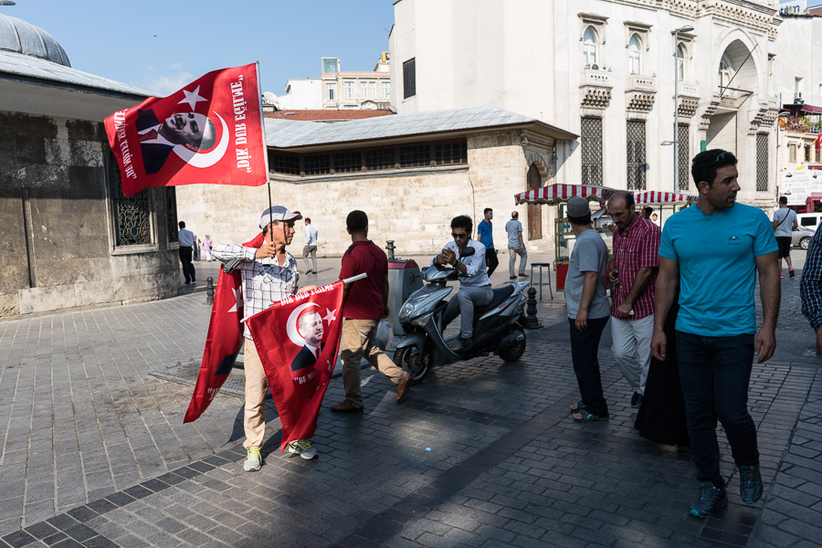 Apr&egrave;s le coup d'&eacute;tat, partout &agrave; Istanbul, les drapeaux ont fleuri.