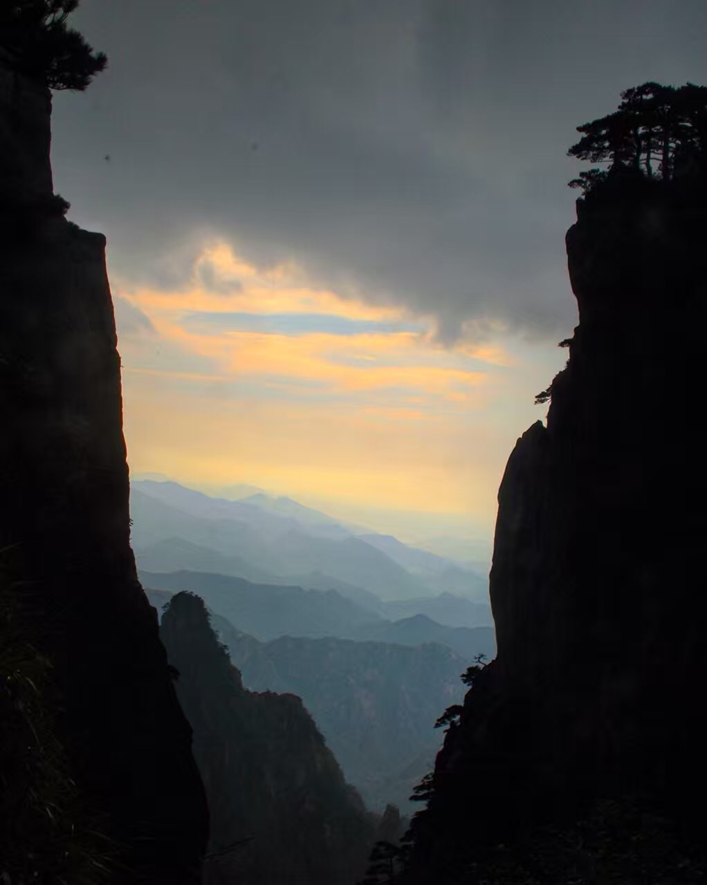 "Reverse gradient of the earth and sky in dialogue"