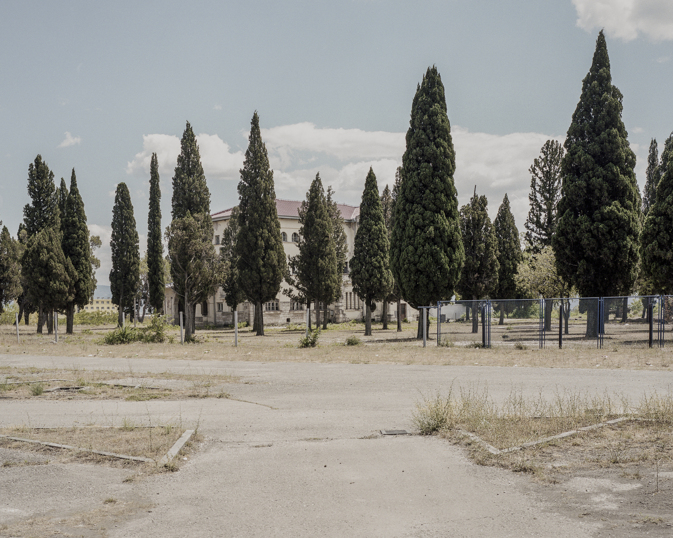 In September 1993, the camp commander reported 1300 inmates including two women who refused to leave. As a revenge for failures on the front, the guards sometimes stopped the distribution of food and water. It was reported that HVO forces gave approximately 200 male inmates four hours to decide whether they would leave BiH for a third country. They were then given an hour and a half to go to their homes to gather their families and their belongings. The HVO police then took these prisoners and their families to the Croatian border where they were further escorted to Gasinci. Several of these prisoners were interviewed, they were in bad physical and mental health. They stated that during their first two days of internment they were not given anything to eat.