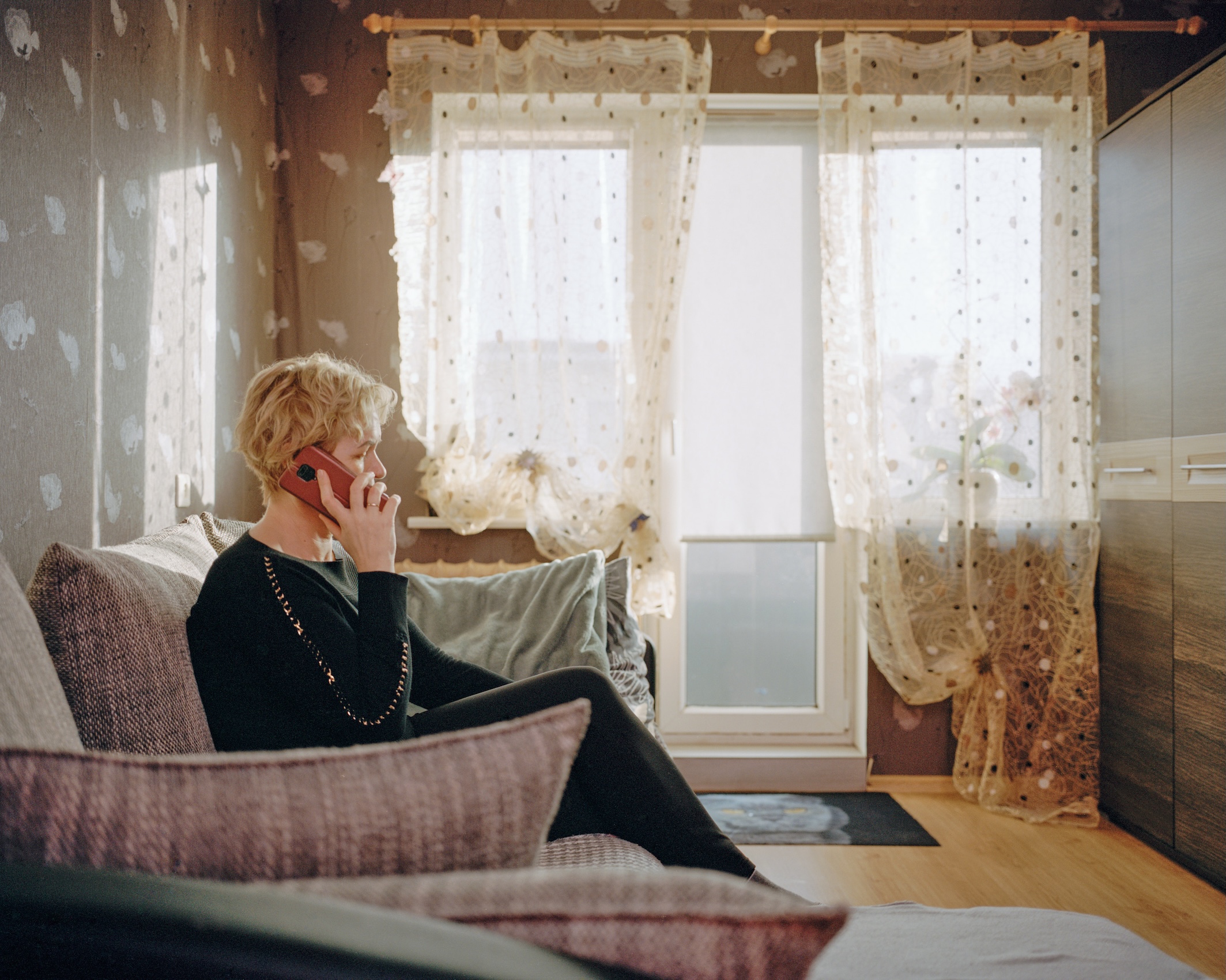 Regina kalbasi telefonu su savo sūnumi, kuris guli ligoninėje / Regina is on the phone with her son, who is in the hospital