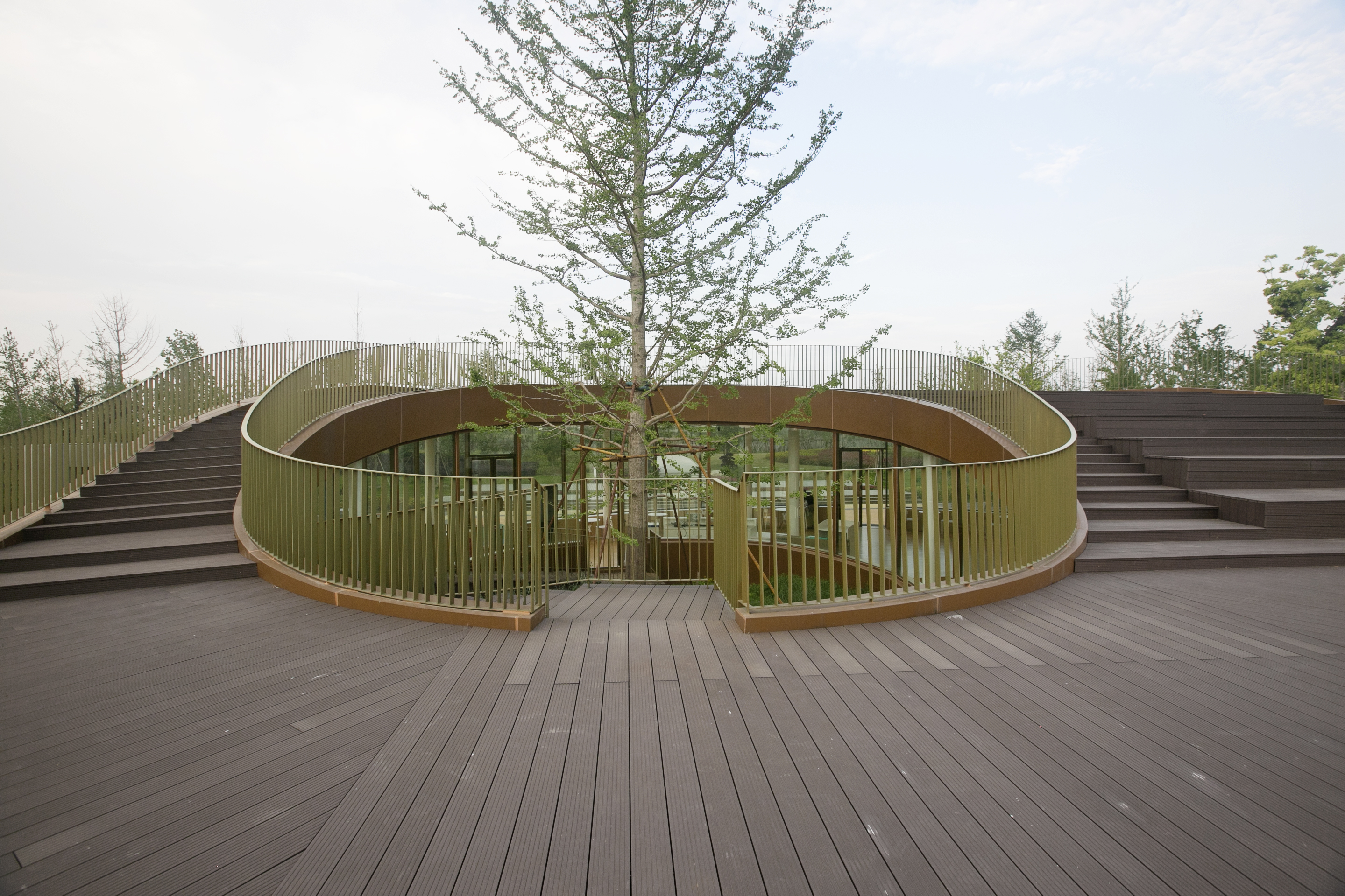 The bow to the Lake creates two stages. One on the inside and on the rooftop.