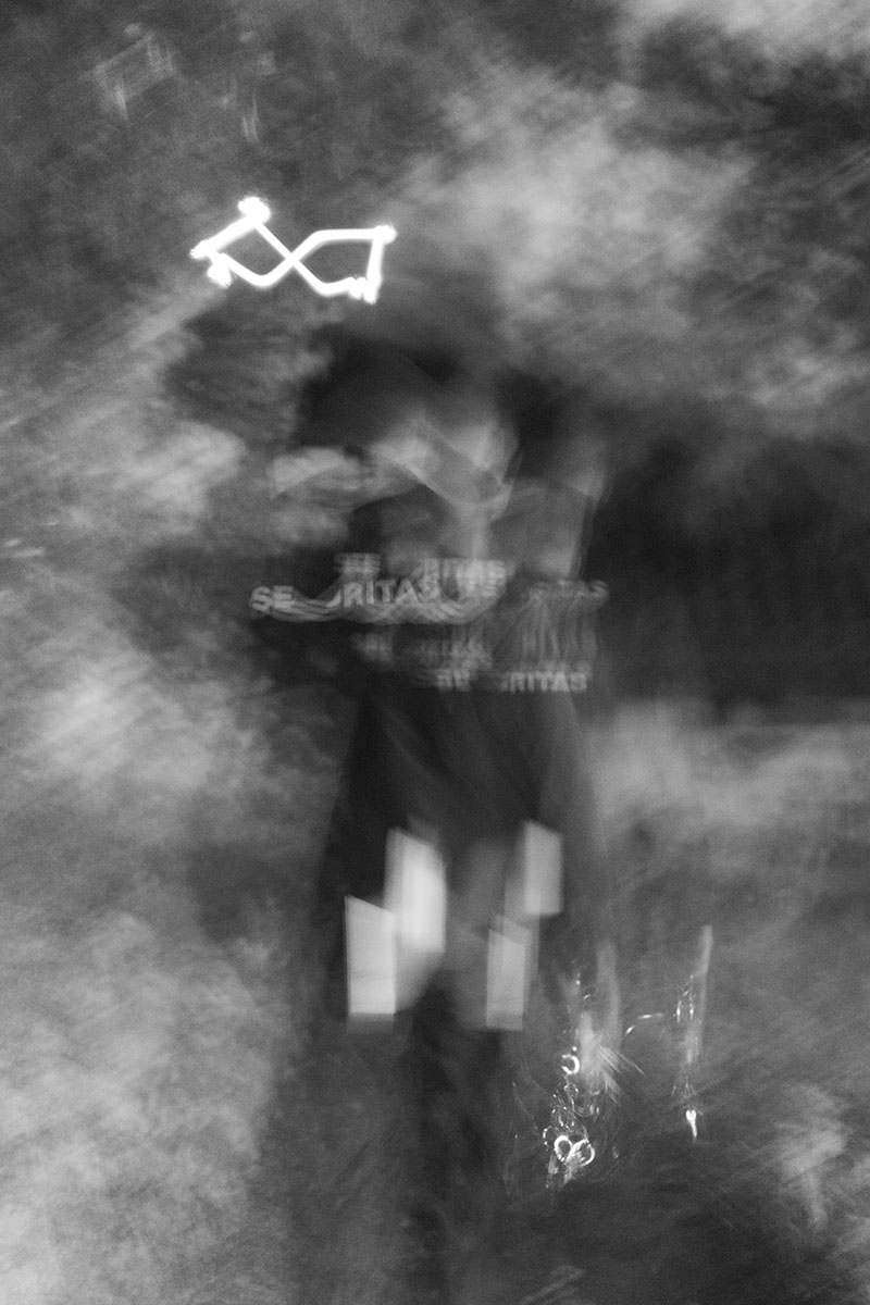 Er z&uuml;ckt einen riesigen Schl&uuml;sselbund und markiert mit dem Taggen seines Badges den Anfang seines Rundgangs.