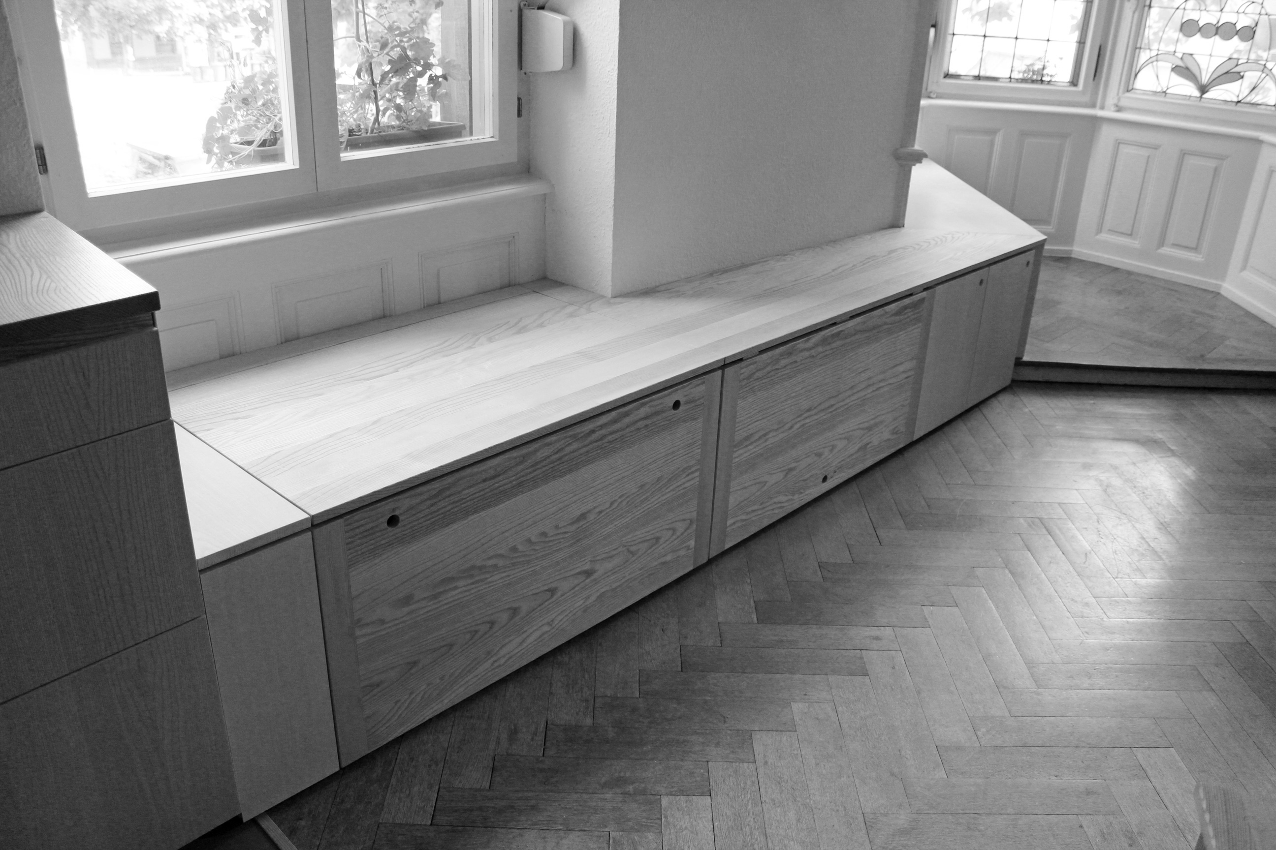 Multifunktionsmöbel (Sitzbank / Klappbett / Keramikarbeitsplatz), Eschenholz.
