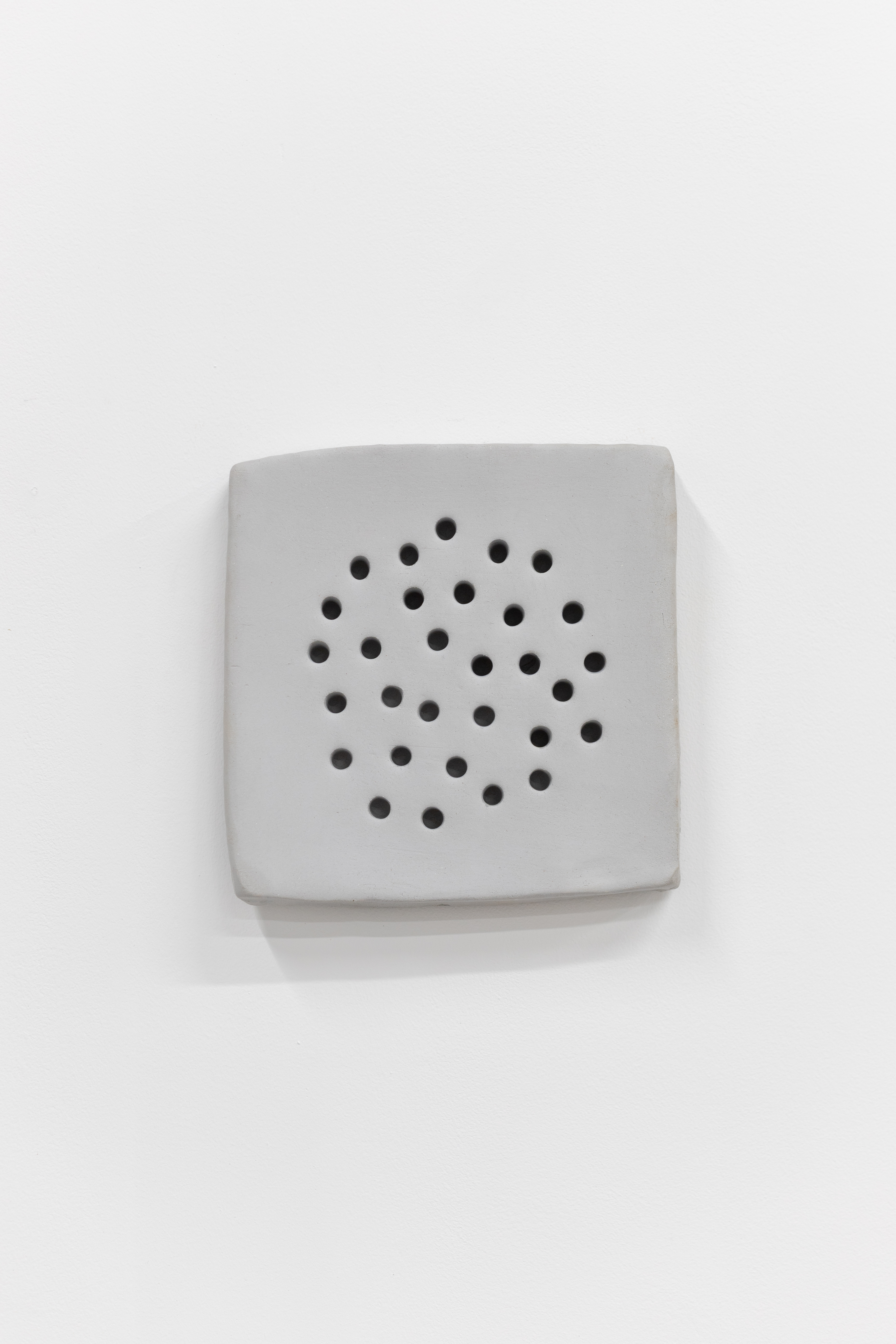 Trou, plaque, ligne 30, grès, 23 x 22,5 x 3,5 cm, 2025