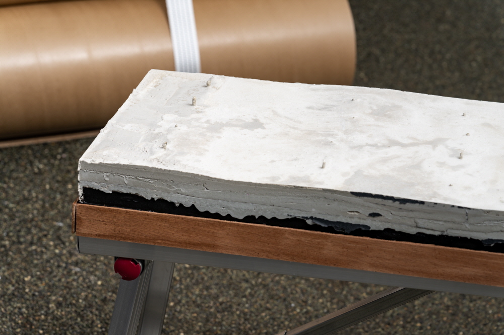 고가다리, 2023 , 시멘트, 아이소핑크, 작업대, 철사, 합판, 15 x 160 x 60 cm