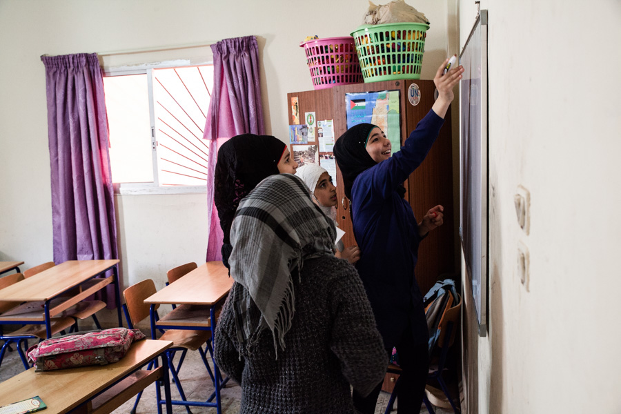  Nahr el Bared Camp, north Lebanon CEs jeunes palestiniennes de Syrie sont heureuses de pouvoir venir au centre d'animation &eacute;tudier et pratiquer des activit&eacute;s.