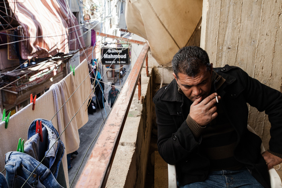  Shatila camp. Imad a une quarantaine d'ann&eacute;es. Il a &eacute;t&eacute; bless&eacute; par balle &agrave; la jambe en 1981 alors qu'il avait 10 ans, et envoy&eacute;en Russie pendant 4 ans pour &ecirc;tre soign&eacute;. Tr&egrave;s impliqu&eacute; dans la vie du camp, il voudrait pourtant partir, ou au moins permettre &agrave; ces deux fils de le faire afin qu'ils aient une meilleure vie que lui.