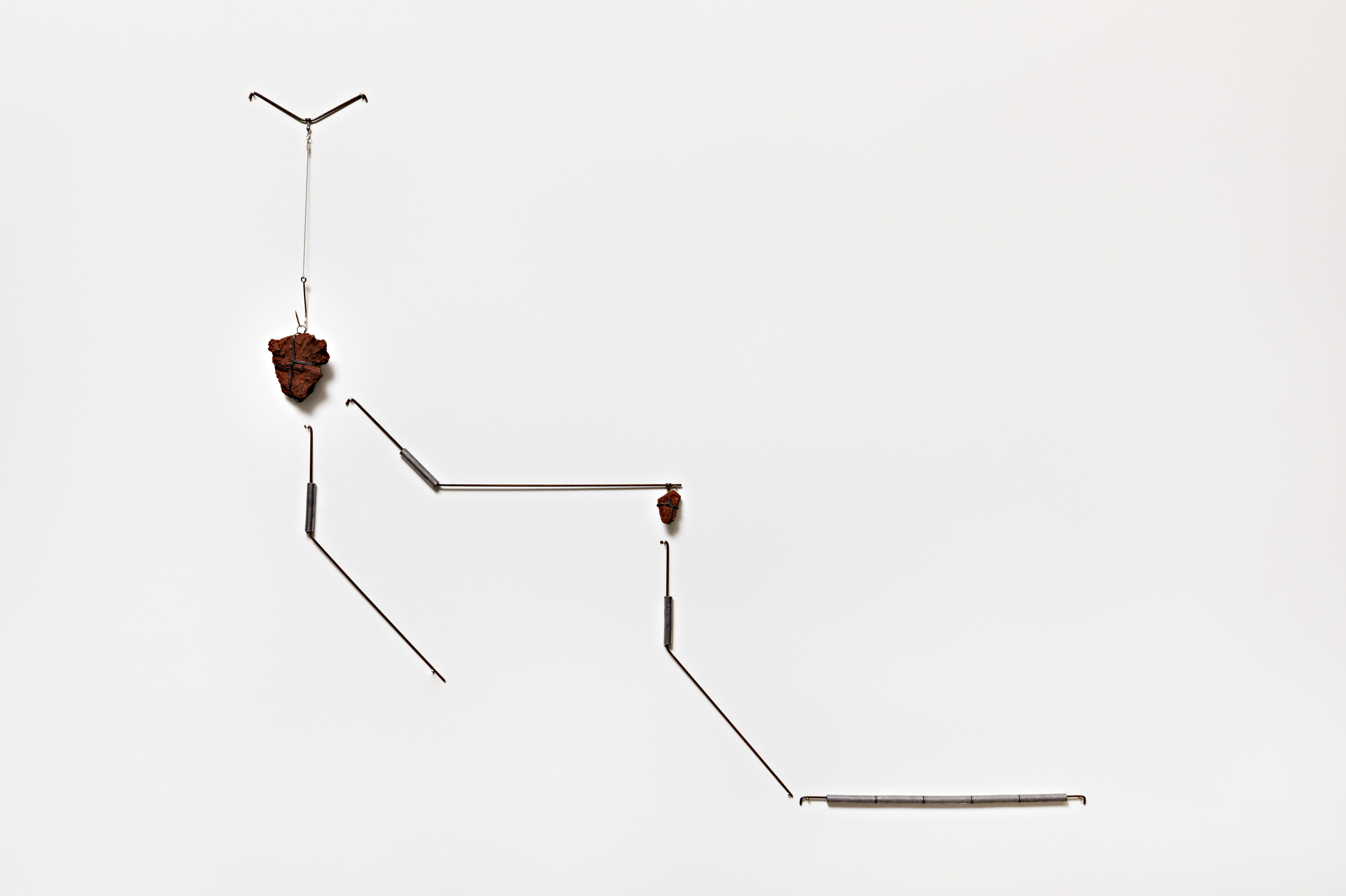 CÉLULA DOS CAMINHOSIron ore, iron and lead. 32 x 110 x 4 cm. 2023