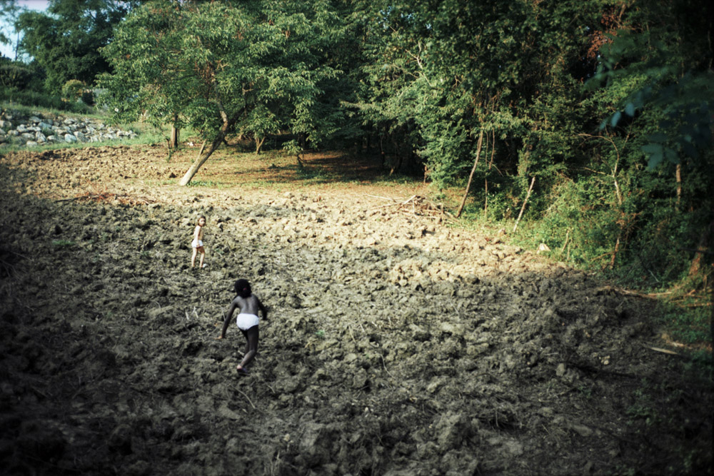 Eté 2014. Jouer dans les bois n'est pas qu'un simple plaisir, c'est une nécessité. Les enfants sont les seuls qui puissent encore nous sauver.
