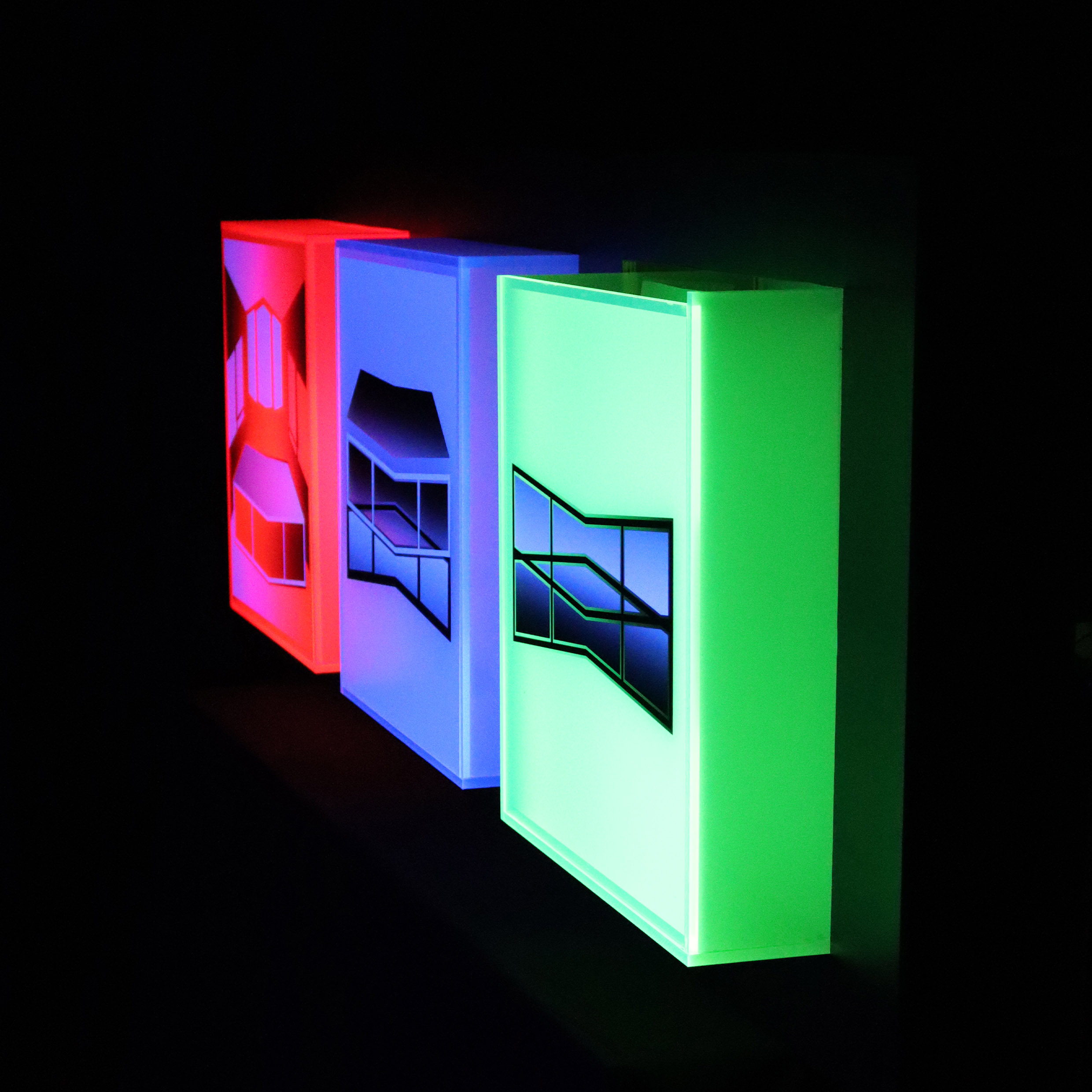 REPROCESSING 2023—The installation, 3 recycled plexiglass cubes, 428 x 428,  2 minutes