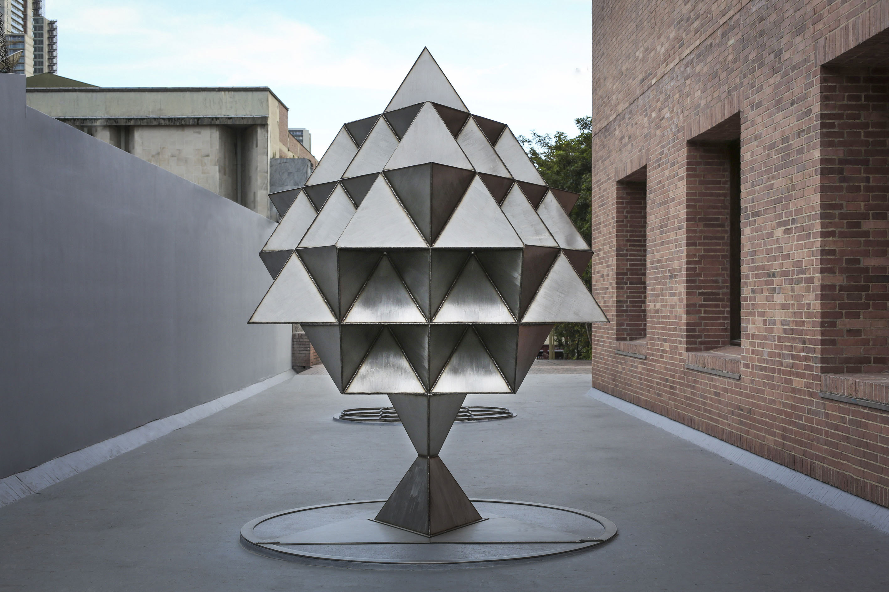 Estructura del Vacio II, 2019. Stailness steel, 327 x 272 x 272 cm