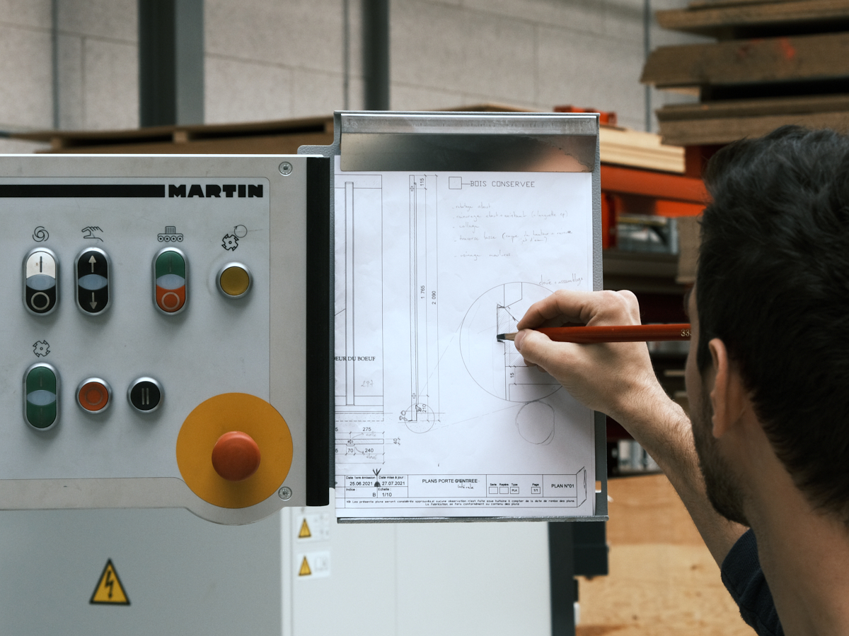 Le dessin de la maitrise d'œuvre sert de modèle pour réaliser ici la traverse basse d'une porte.