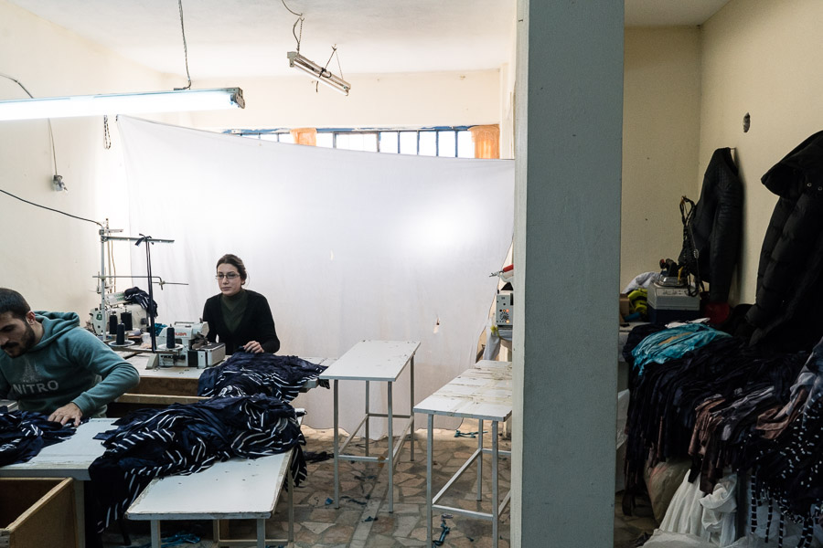 Istanbul, quartier de Bayramtepe, Turquie. Les ateliers masquent leur activité de l'extérieur.