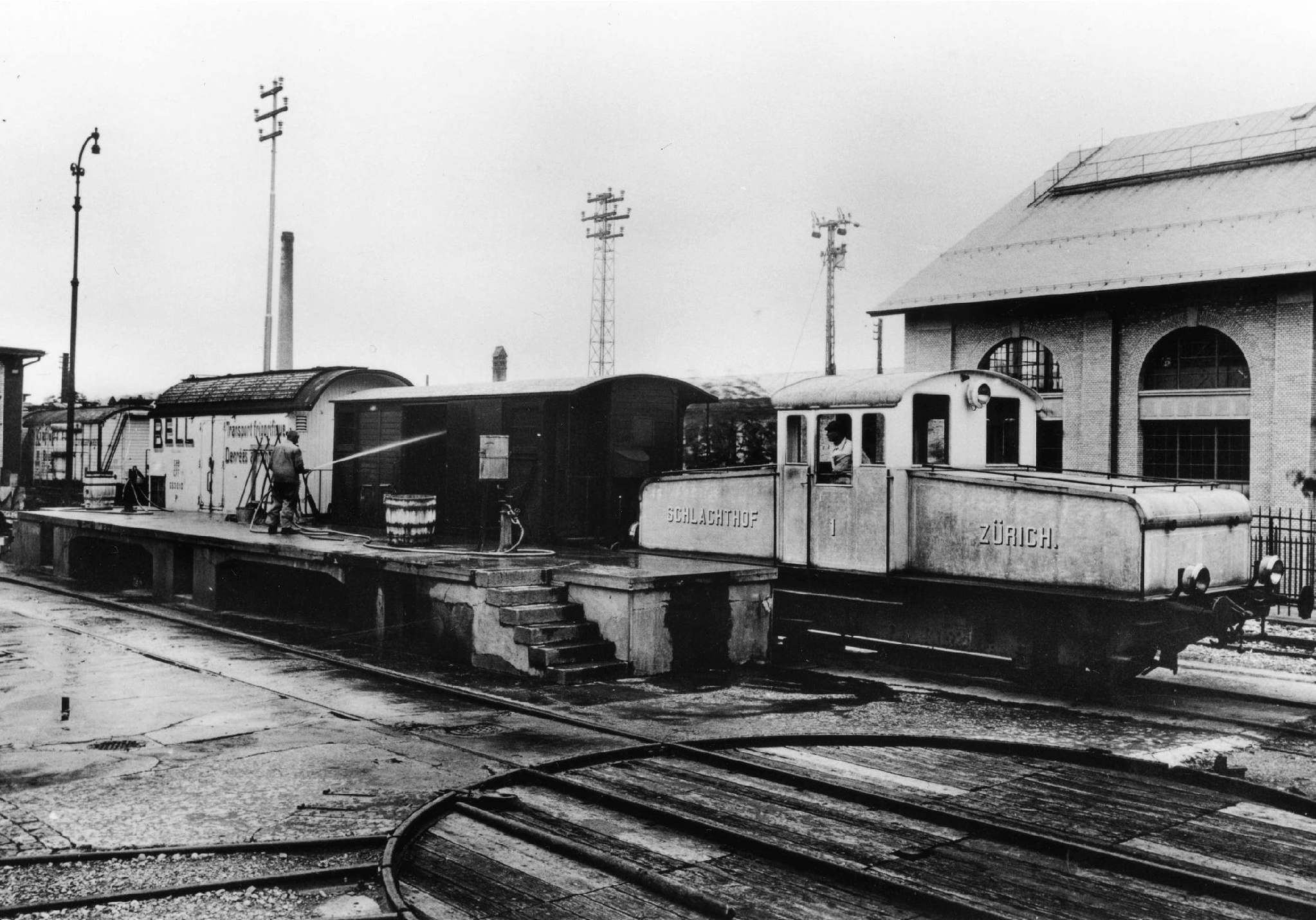 Locomotive for cattle transports at the washing ramp, Schlachthof Zürich, 1930. Source: Baugeschichtliches Archiv der Stadt Zürich.