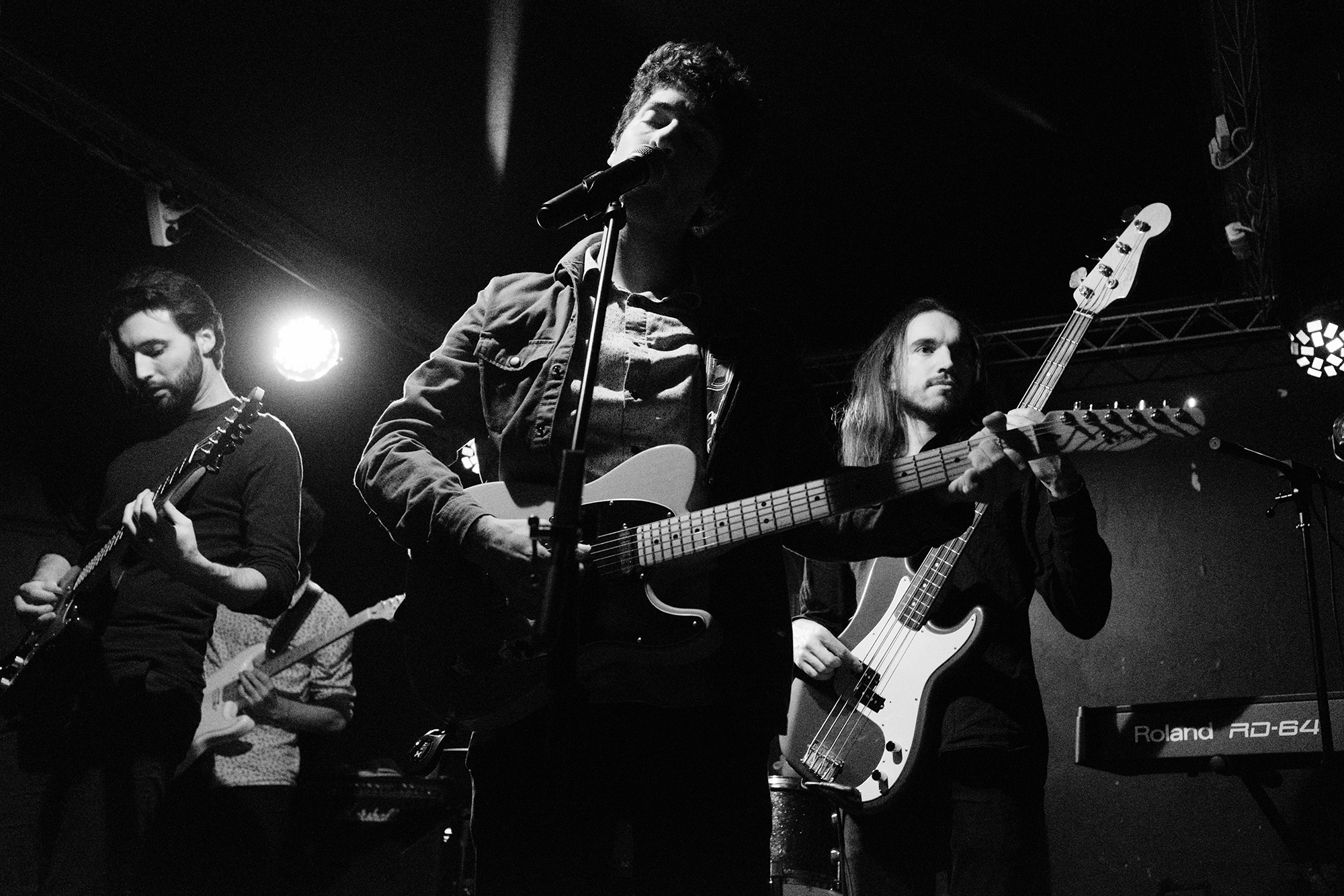 Philippe Sarfati-live-music-photography-photographer-street-documentary-black and white-singer-singing-guitars-bass-french-band-spreaders-paris-quartier-général