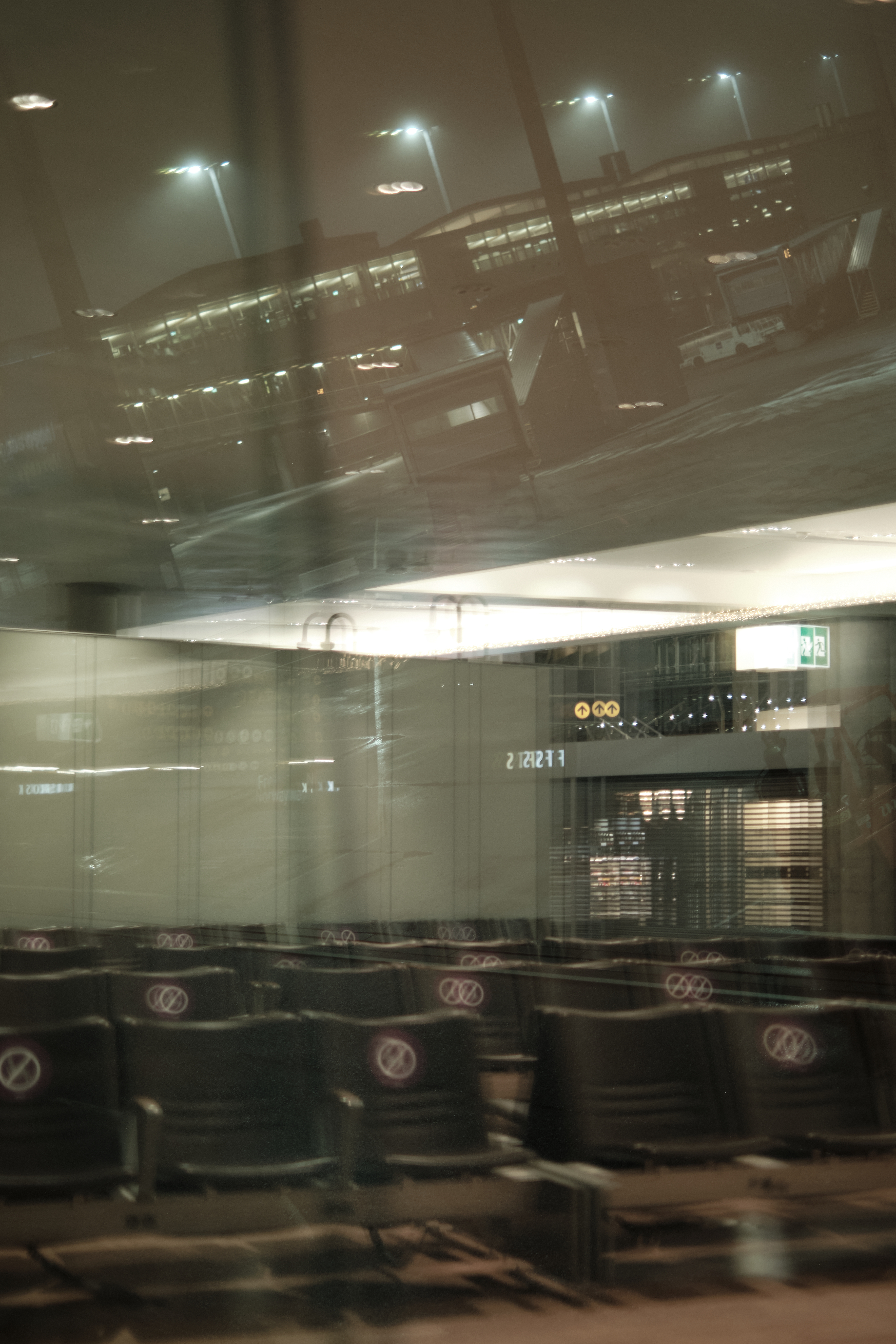 Pir etter pir: Samtlige seter ved utgangene står tomme.