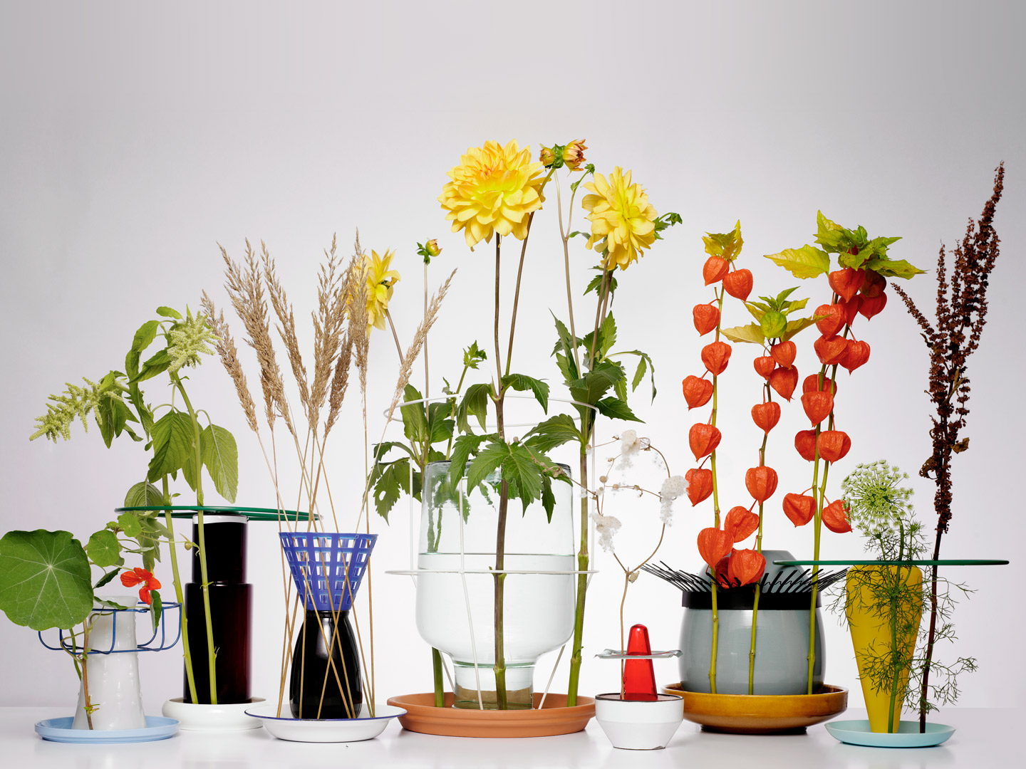 Hiding Vases How to hide a vase and let flowers play the leading role? 