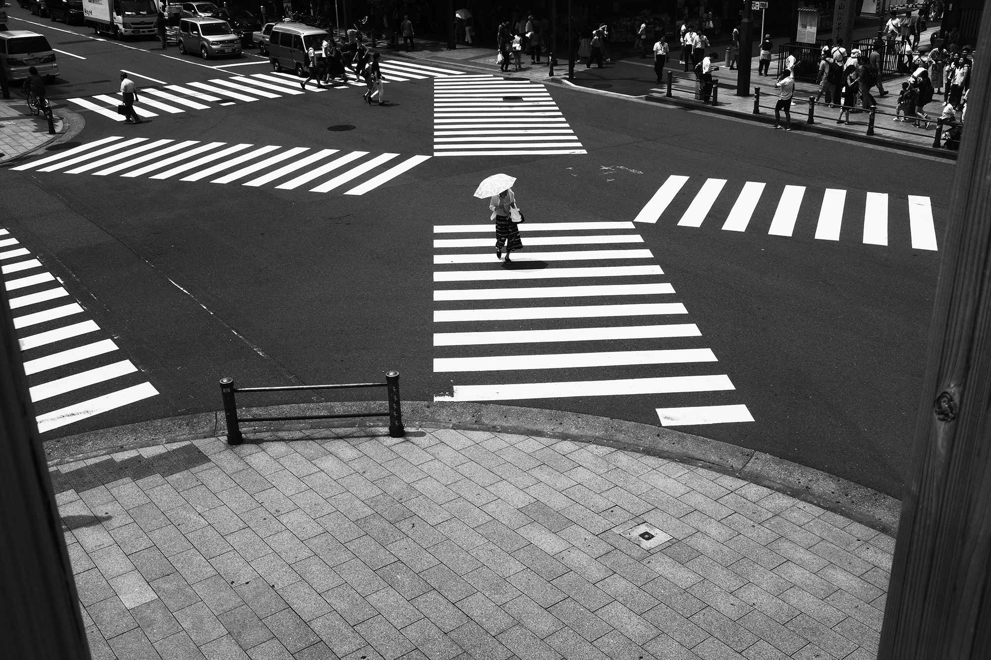Philippe-Sarfati-early-work-photography-photographer-street-documentary-black-and-white-tokyo-japan-crossroads-x-white-umbrella-street-empty-crossing-woman