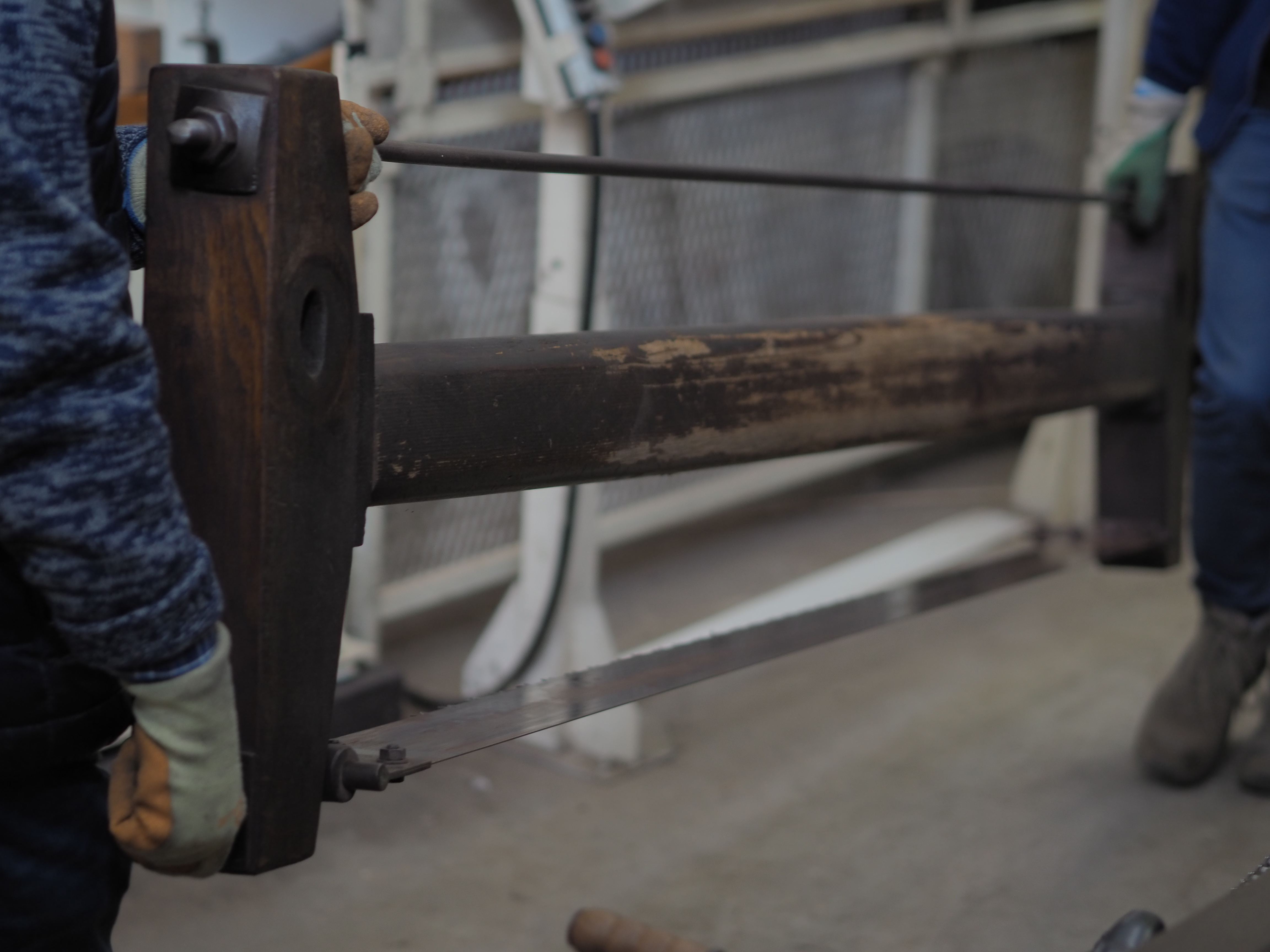 La scie est changée avant même la fin du sciage