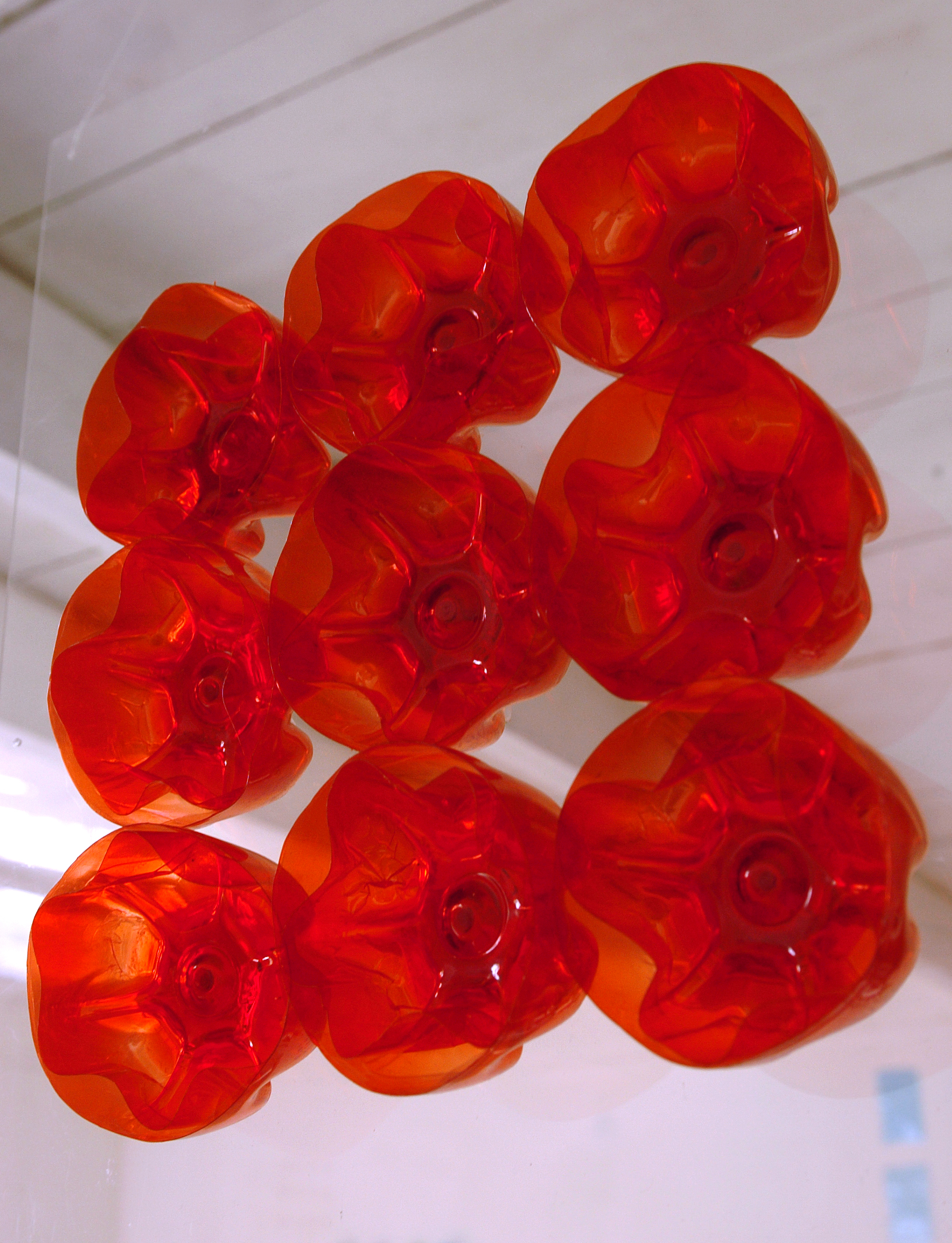 Sans titre, plastique de bouteille rouge d&eacute;coup&eacute;, 45x45 cm