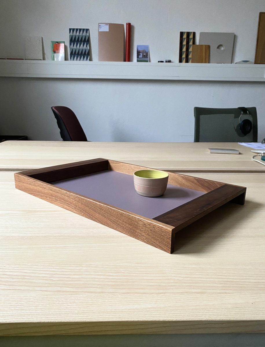  Tablett in Nussbaum / flieder.