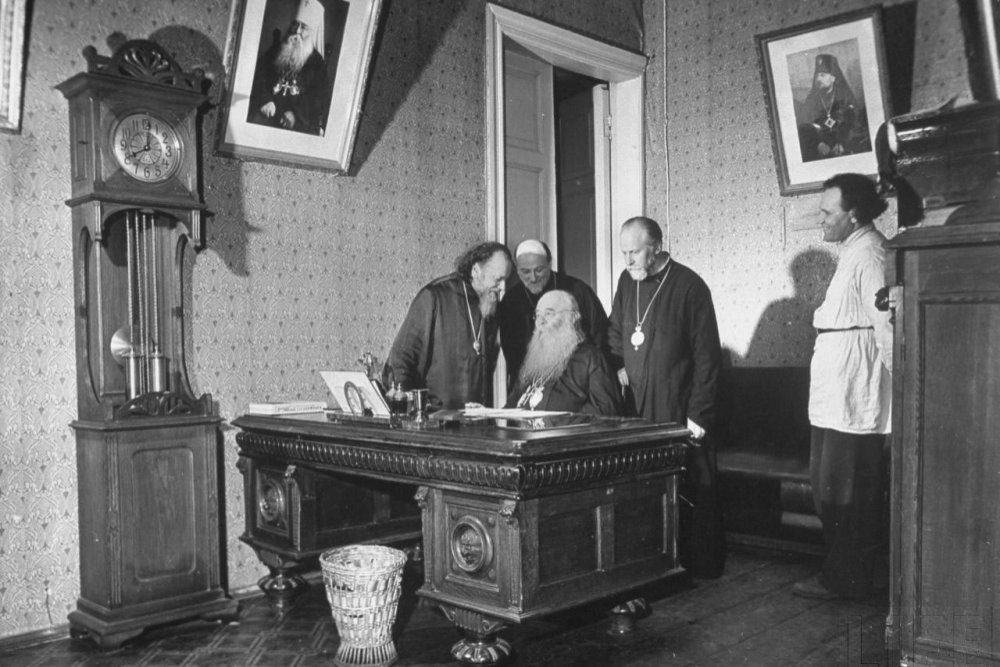 Патріарх Сергій, предстоятель Російської православної церкви (1943-44 рр), у своєму робочому кабінеті