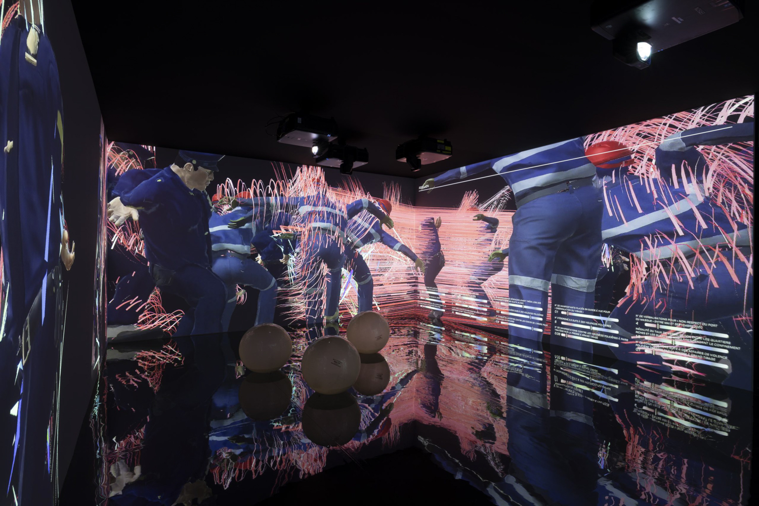 Hito Steyerl. SocialSim, Musée d'art contemporain de Montréal (MOMENTA 2023). Photo : Mike Patten.