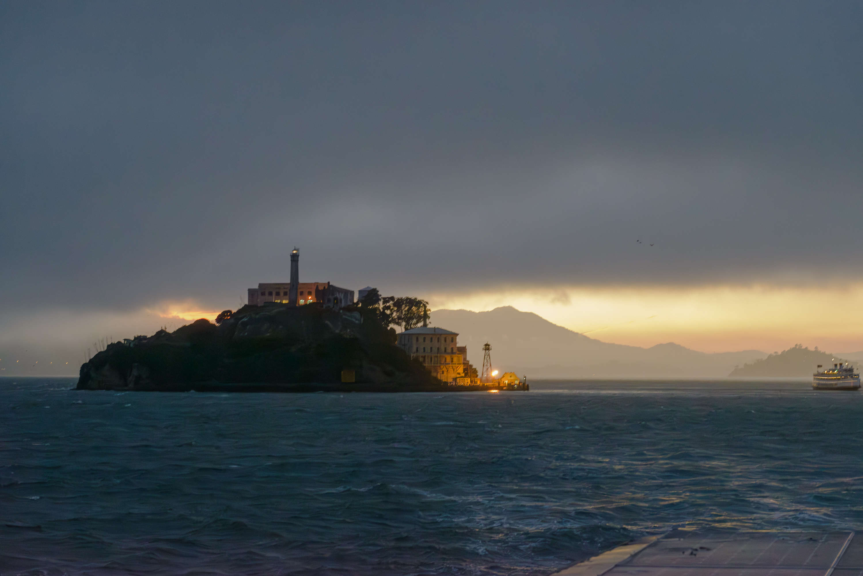 Alcatraz Island, île située dans la baie de San Francisco à 1,92 km du port de San Francisco en Californie. Célèbre prison jusqu'en 1963.