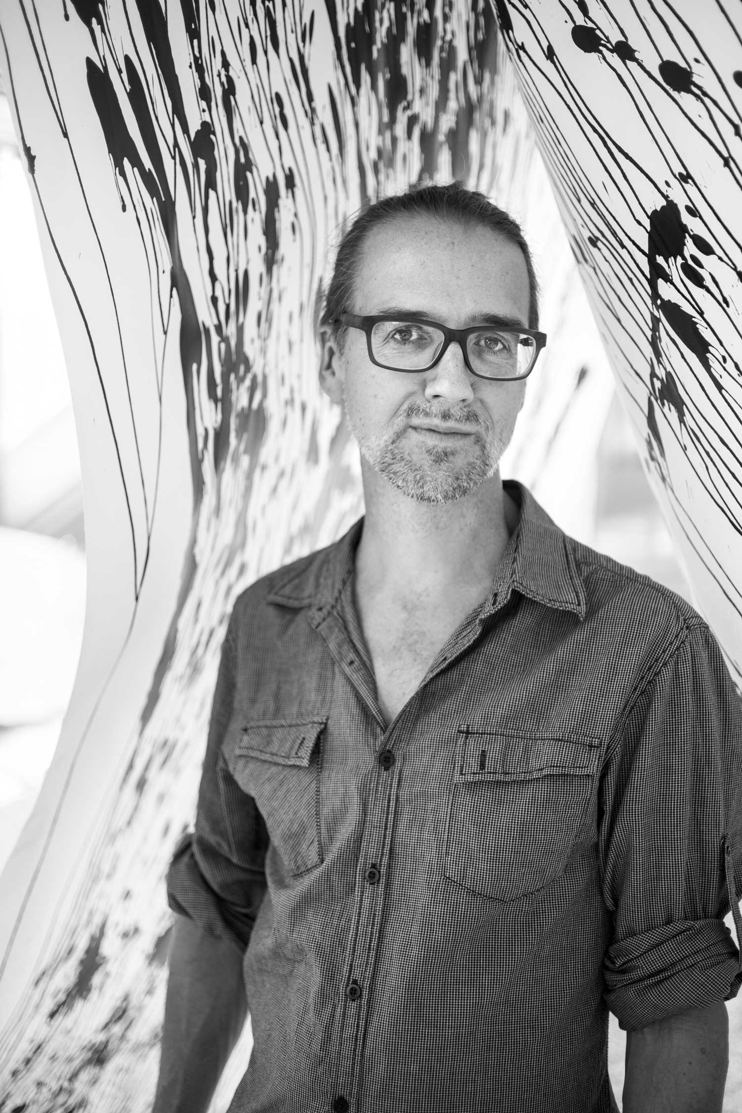 Mark Schalken is Nachtwind-auteur én ontwierp voor Nachtwind vele boeken. O.a. het fotoboek ‘Met de moed van een ontdekkingsreiziger’. Zijn ontwerpen kenmerken zich door de kracht en helderheid. Zijn kunst is kwetsbaar maar ook krachtig; maatschappelijk gegangageerd én spiritueel; soms papier soms ruimtelijk. [ga naar zijn auteurspagina >]