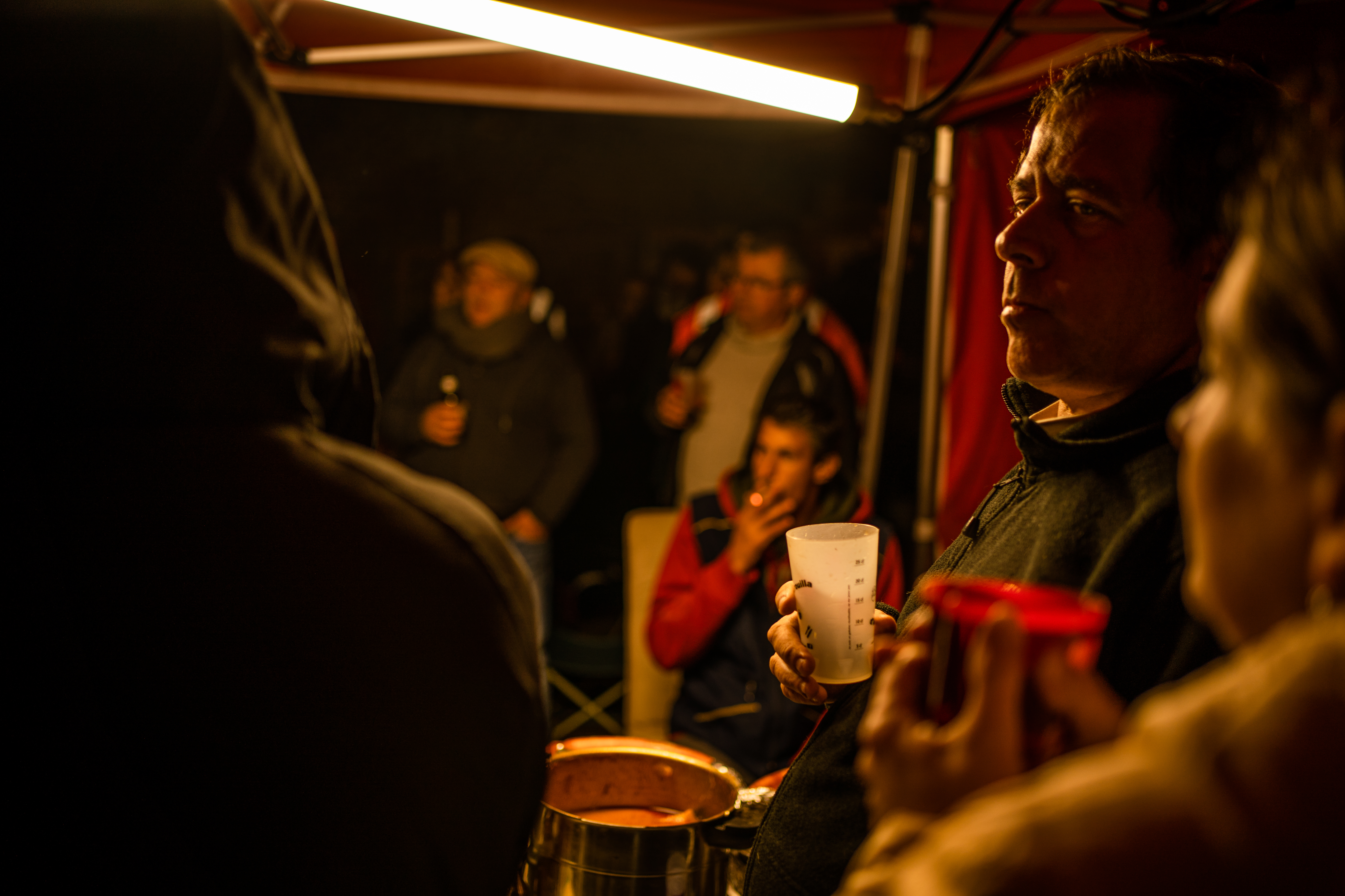 Tous les soirs, ils restent jusqu&rsquo;&agrave; 23h. La rel&egrave;ve arrive &agrave; 3h du matin mais ils sont peu &agrave; se relayer sur les cr&eacute;neaux. Apr&egrave;s deux semaines d&rsquo;occupation de la rue, ils ne savent pas ce qui est le plus fatigant&nbsp;: dormir avec les klaxons et le vent ou se lever en pleine nuit. 