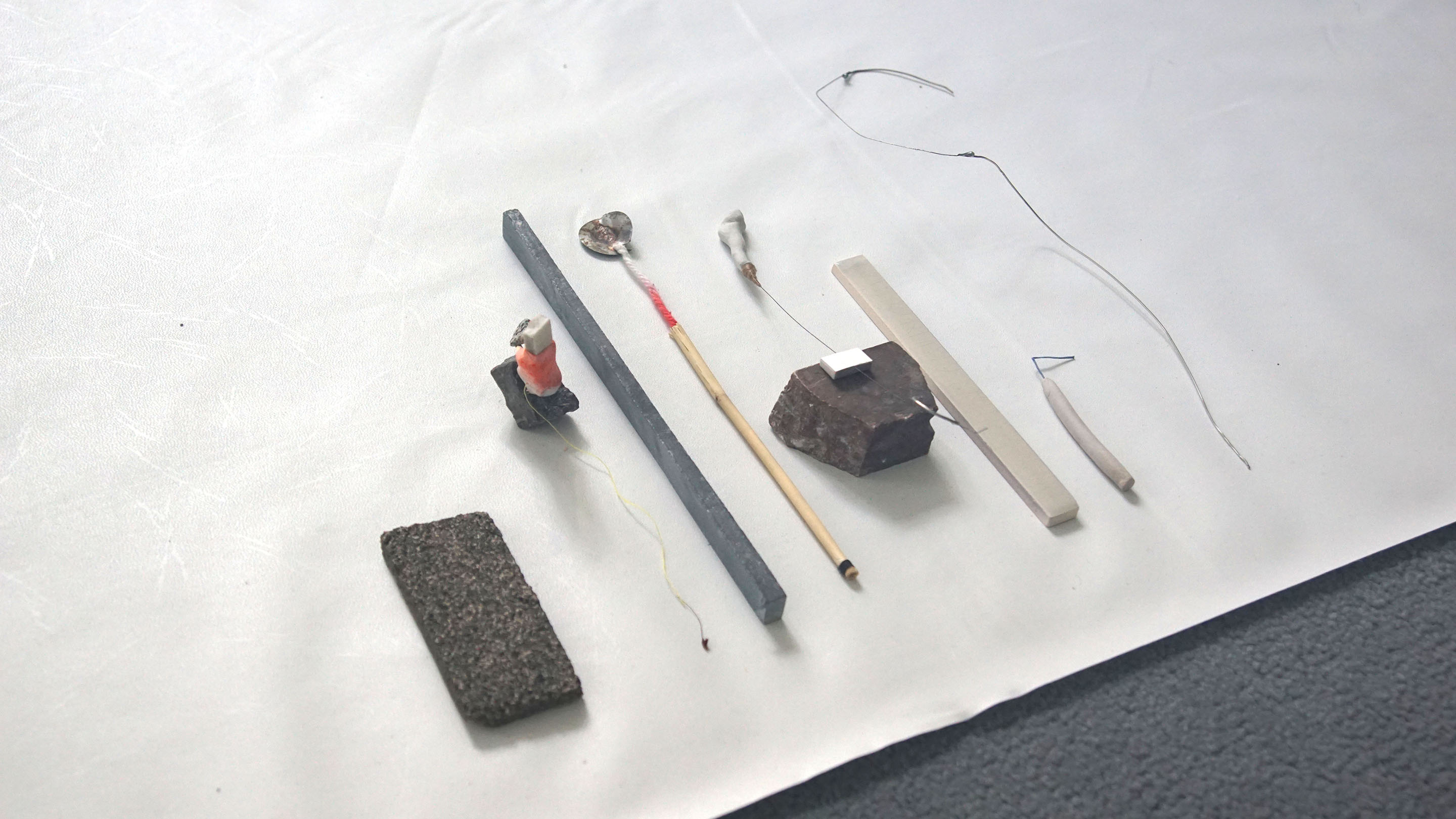 Maude Arès, Détail de l’exposition: « Les moyens délicats et précaires de lier des objets », 2017. Matériaux trouvés. © Maude Arès.