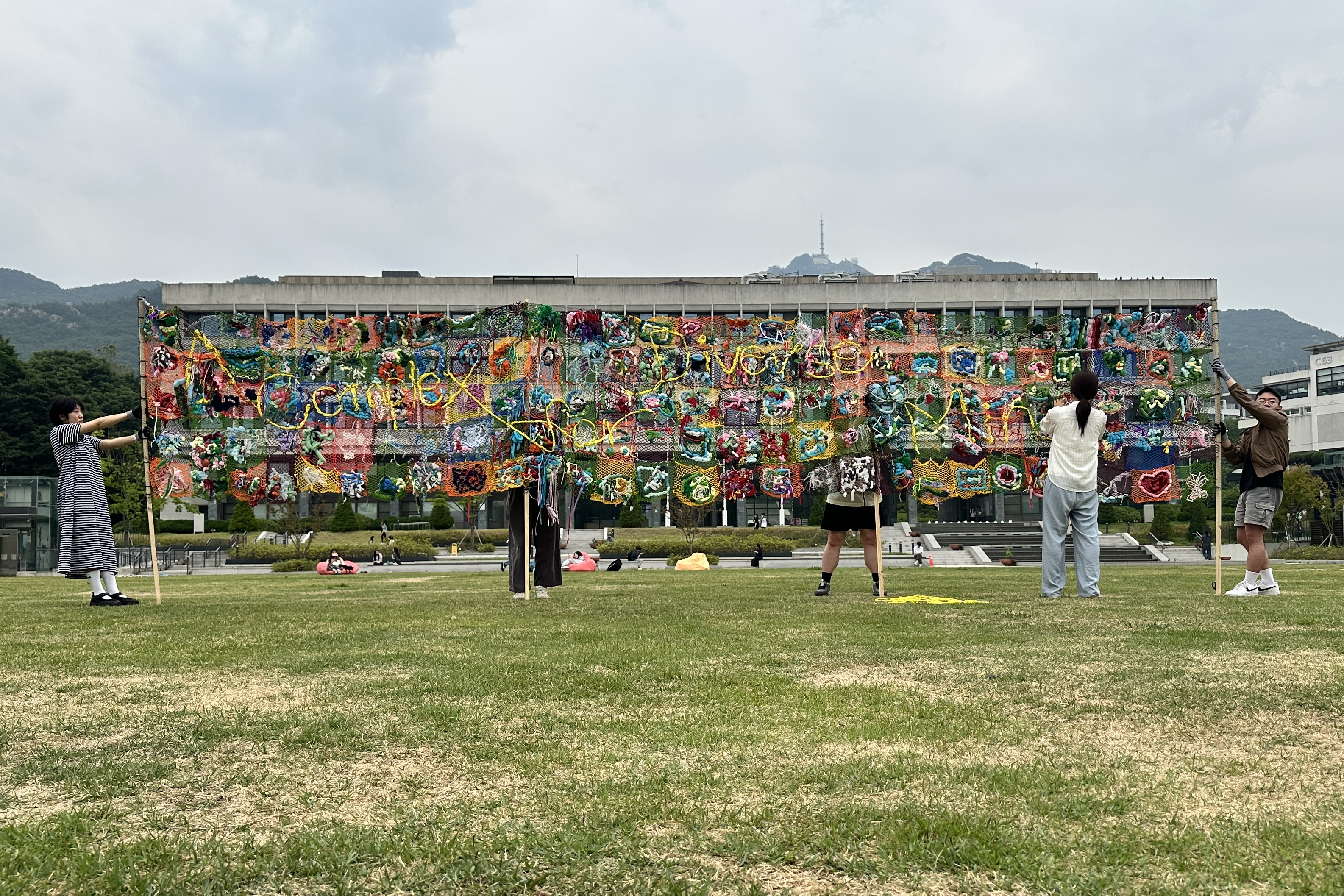  서울도시건축비엔날레 seoul biennale of architecture and urbanism 2025    Songhyeon Green Plaza, Seoul  2025.09.26.-11.18.   팀 프로젝트: 다양한 마음을 위한 콤플렉스  Team Project: A Complex for Diverse Minds   총괄: 서해영 관악산 공공예술연구 커뮤니티 & 디자인 팀  김민훈, 조영선, 김지수, 오빛나, 정은형, 노지영, 최가은, 한영덕, 조솔비, 남승록, 고재민, 김민규  Lead Artist: Haeyoung Seo  Gwanaksan Public Art Research Community & Design Team  Kim Minhoon, Youngsun Cho, Ji Soo Kim, Vitna Oh, Eunhyung Chung, Jiyoung Roh, Gorae Choi, Youngdeok Han, Solbi Jo, Seungrok Nam, Jaemin Ko, Mingyu Kim