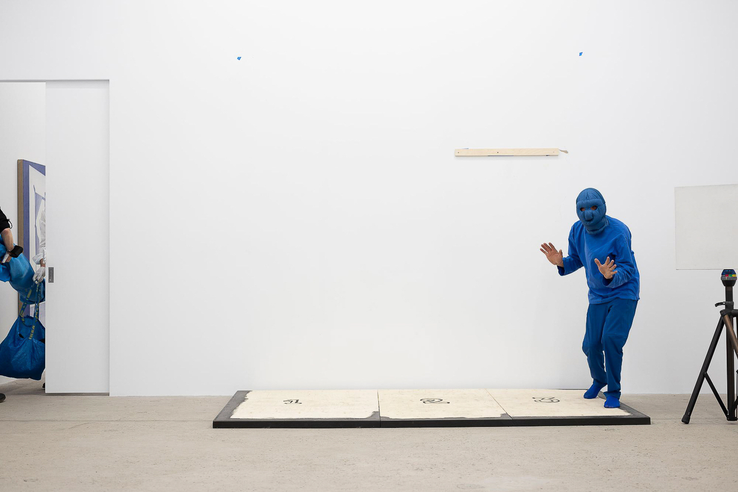 Anthony Burnham. Exposition pour Marionnette en 3 actes, Rotation. Photo : Maria Sanchez Martin.