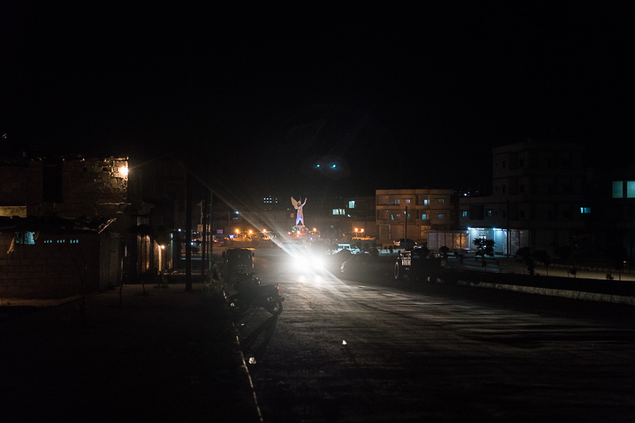 Kobane, avril 2018. Les femmes ont jou&eacute; un r&ocirc;le d&eacute;terminant dans la lib&eacute;ration de la ville, avec notamment le sacrifice d'Ar&icirc;n Mirkan. Cette statue du centre ville leur est d&eacute;di&eacute;e.