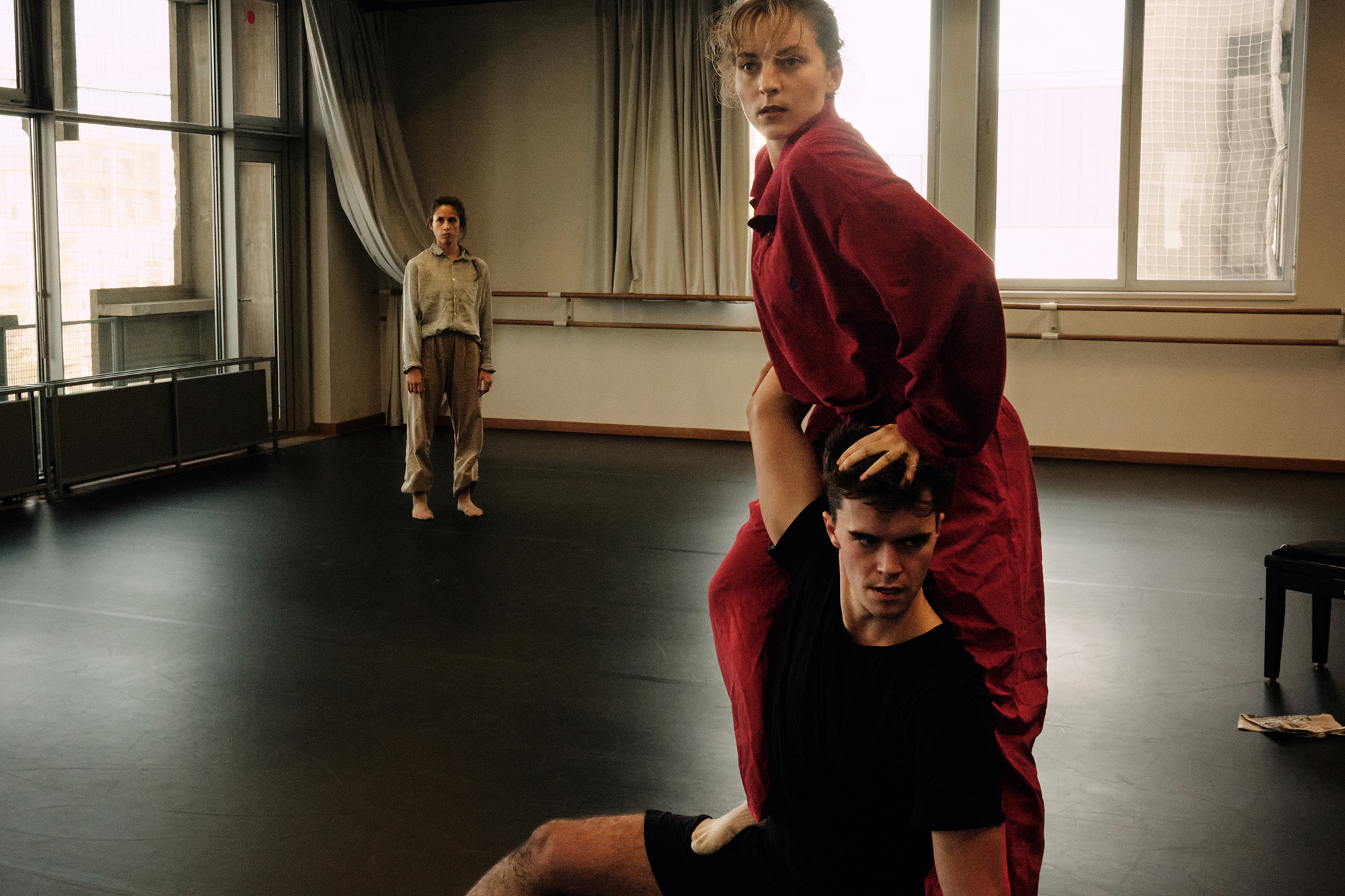 Philippe Sarfati-dance-photography-photographer-street-documentary-althea-company-contemporary-dancing-couple-lifting-red-blonde-ludmila-gilles-logan-pedon-thea-bautista-cnd-pantin-grey-observing