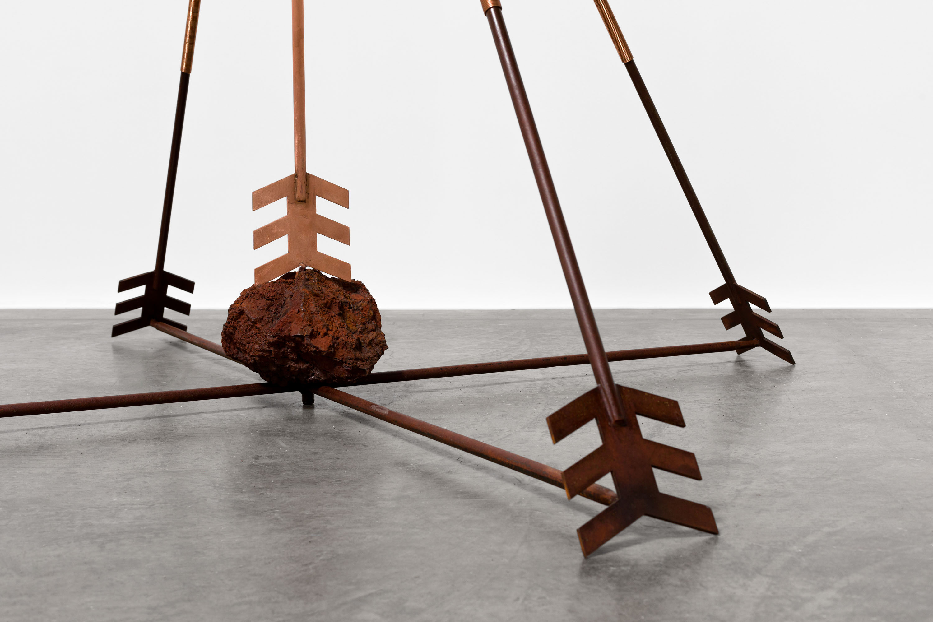 AOS ESPÍRITOS MINERAISFerro, cobre e pedra de minério de ferro. 400 x 158 x 158 cm. 2023