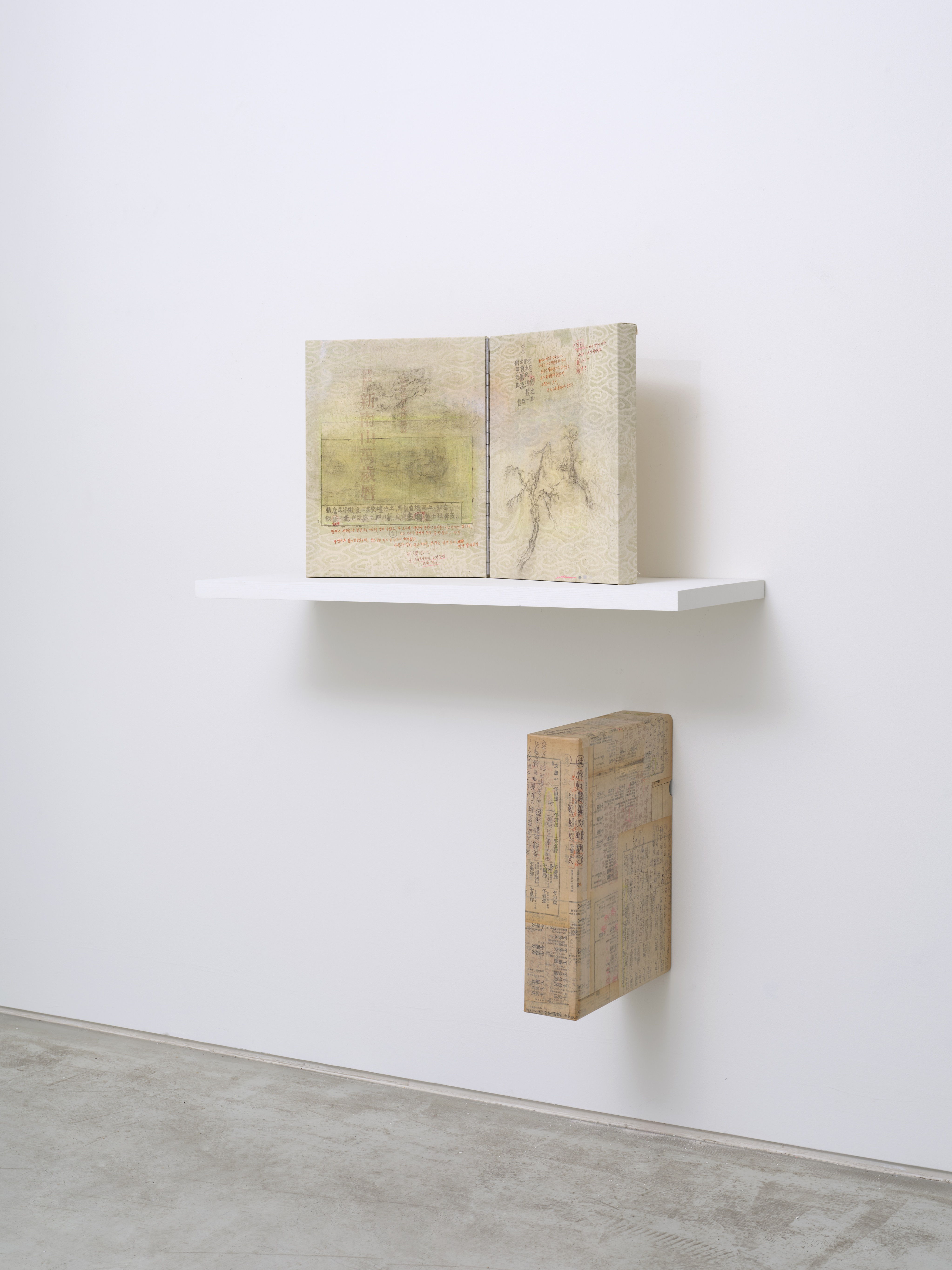 두 도술사의 실패 The Separate Failures of Two Taoist Sorcerers /  2025 / watercolor, traditional asian ink, silver ink, cinnabar ink, fluorescent ink, graphite on cottoncloth / Diptych, 41x31.8cm each (사진제공: Newspring Project)