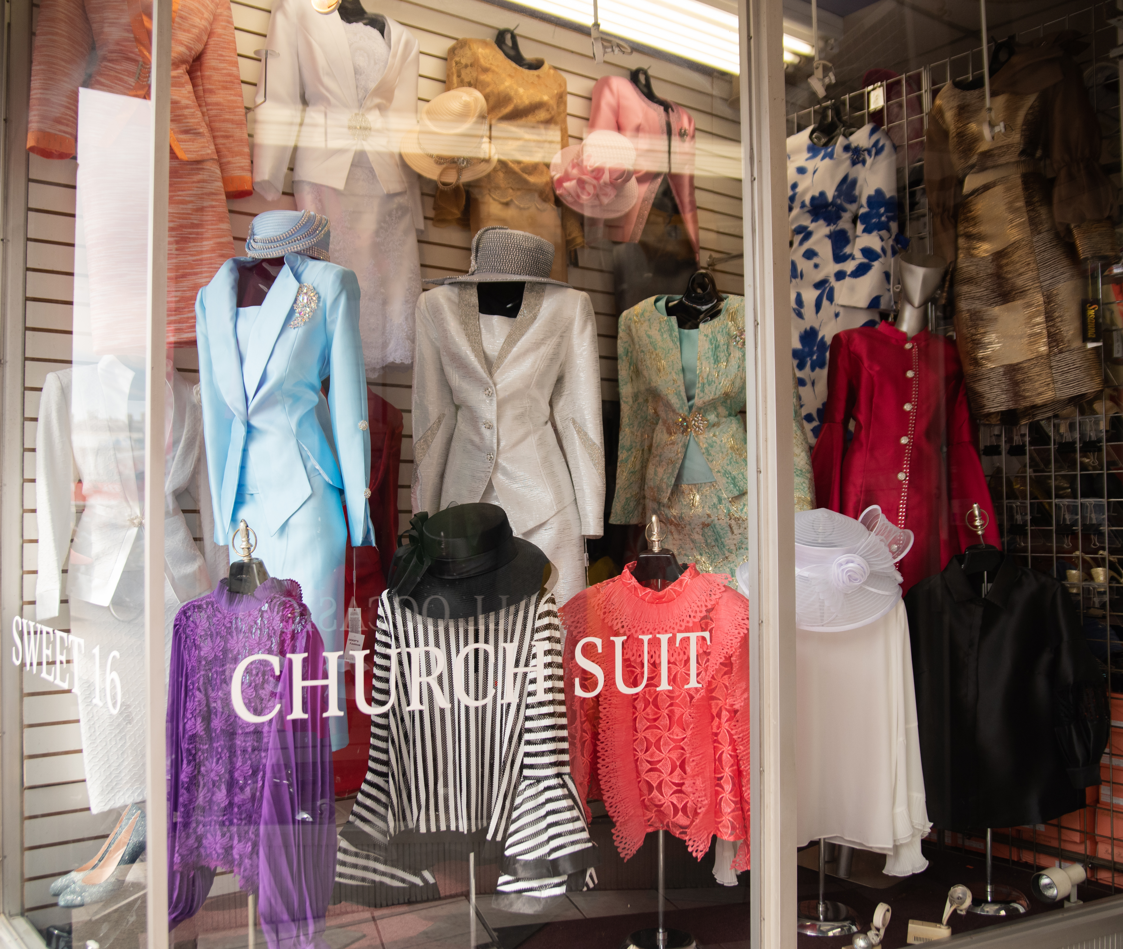 Durante grandes guerras ou crises econômicas, abrir mão de bens preciosos, frequentemente carregados de valor sentimental, como uma jóia de família, é um ato que tem um significado simbólico: uma última tentativa de sobrevivência financeira. Esse gesto é melhor compreendido ao observar a fachada de uma loja que anuncia como forma de exploração do último recurso daqueles que estão financeiramente fragilizados. Exploração mascarada de demanda e, ao mesmo tempo, a única oferta disponível: "compramos o seu bem de família, pelo menor preço possível, porque você não tem outra escolha no momento". Tendo esse gesto como premissa simbólica, resolvi documentar como a propaganda de rua parece ter o poder de determinar o que as pessoas podem aspirar e esperar para as suas próprias vidas. Durante o período que morei em Nova York, caminhando entre os bairros ricos de Manhattan e os considerados periféricos no Queens, me deparei com todo tipo de anúncios de rua, fachadas comerciais, produtos e serviços dispostos nas vitrines das lojas. Cada um desses anúncios carregados de representações visuais e simbolismos que permeavam as escolhas individuais dos residentes daquelas regiões. Com “We buy gold”, não pretendo criar situações comparativas, mas refletir sobre as características socioeconomicas de bairros periféricos e de classe média alta, por meio das escolhas de expressão de suas identidades, diversidades e "necessidades". Ao apresentar esta pesquisa visual, espero revelar uma das nuances do capitalismo e da linguagem do consumo como o principal influenciador no processo de tomada de decisão dos indivíduos.