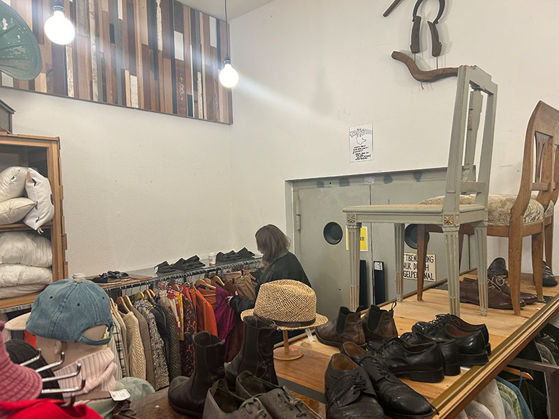 Das Brockenhaus Tigel, gef&uuml;hrt von einer Schreiner-Genossenschaft, ist f&uuml;r Jana K. eine kleine, beharrliche Oase.