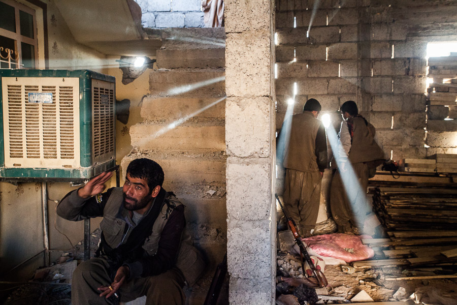 Sinjar, d&eacute;cembre 2014. Petit matin, poste d'observation. En contrebas, les quartiers tenus par les jihadistes.