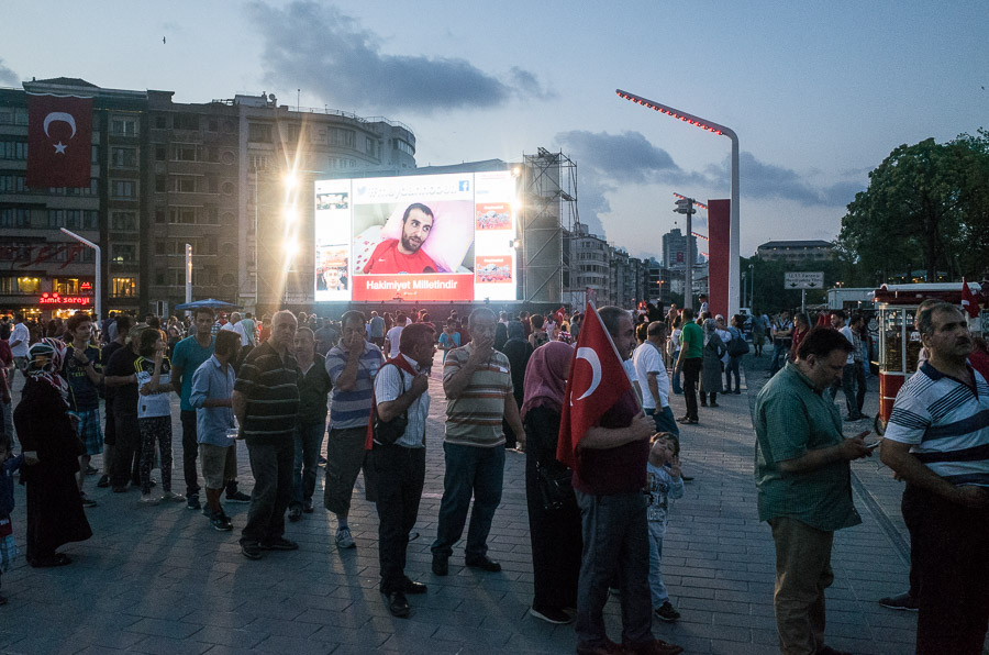Rassemblements de soutien &agrave; Erdogan place Taksim. Comme chaque soir, de la nourriture est distribu&eacute;e gratuitement aux participants, pendant que des vid&eacute;os glorifient bless&eacute;s et martyrs du coup d'&eacute;tat.