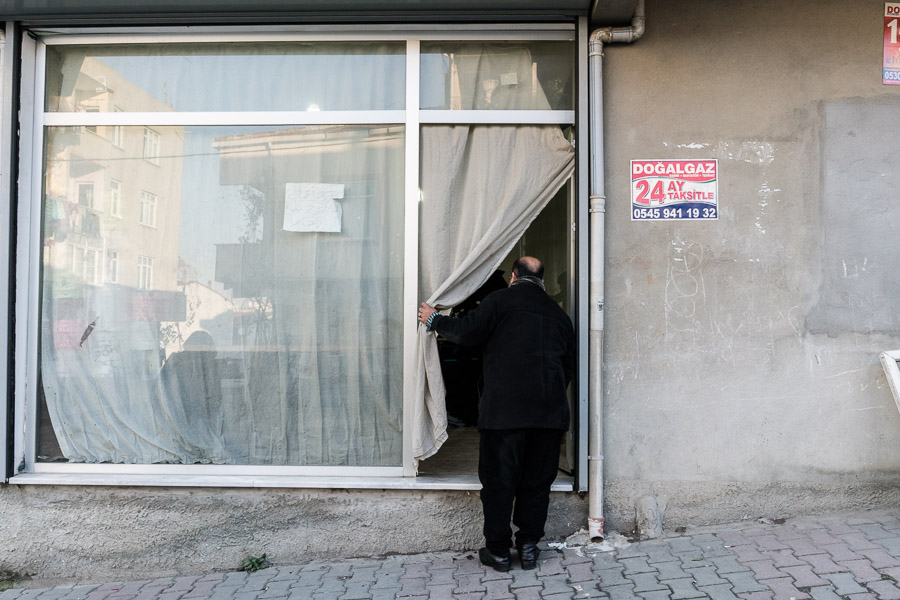 Istanbul, quartier de Bayramtepe, Turquie. Les ateliers de textile clandestins cachent leur activit&eacute;. Ils d&eacute;m&eacute;nagent souvent du jour au lendemain, laissant parfois les salaires impay&eacute;s. Originaires d'Afrin, les travailleurs de cet atelier sont tous de la m&ecirc;me famille. La manufacture est ouverte depuis 8 mois. Ahmed, 17 ans, qui supervise le travail, explique qu&rsquo;ils bossent en partenariat avec un kurde de Turquie, mais qu&rsquo;ils sont quand m&ecirc;me ind&eacute;pendant "c'est bien mieux comme &ccedil;a que de travailler directement pour un patron, souvent ils ne payent m&ecirc;me pas les salaires".