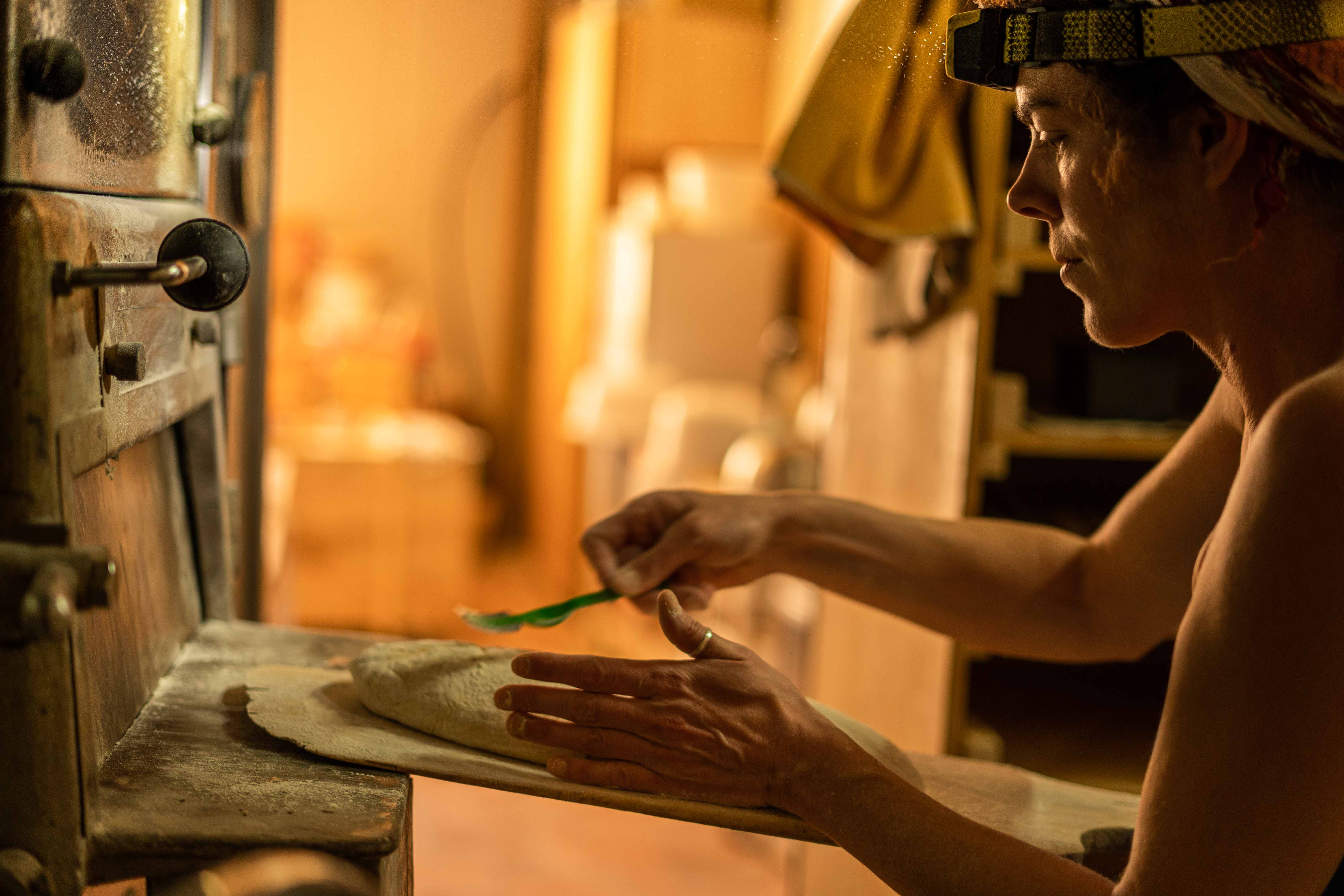 Faire le pain au feu de bois est chose rare aujourd’hui. Pourtant, c’est un outil de travail économique en ressources naturelles. Souvent, ces fours sont alimentés par les chutes des scieries alentour. Parfois, comme c’est le cas de ce four, ils sont approvisionnés en pellets.