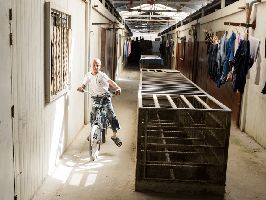 Nahr el Bared Camp, north Lebanon 7 ans apr&egrave;s la guerre entre l'arm&eacute;e libanaise et des groupes arm&eacute;s, le camp de Nahr el Bared est encore en cours de reconstruction car compl&egrave;tement d&eacute;truit par les bombardements de l'arm&eacute;e, et une partie des habitants vit toujours dans des logements extr&ecirc;mement pr&eacute;caires, qui ne devaient &ecirc;tre que temporaires. 