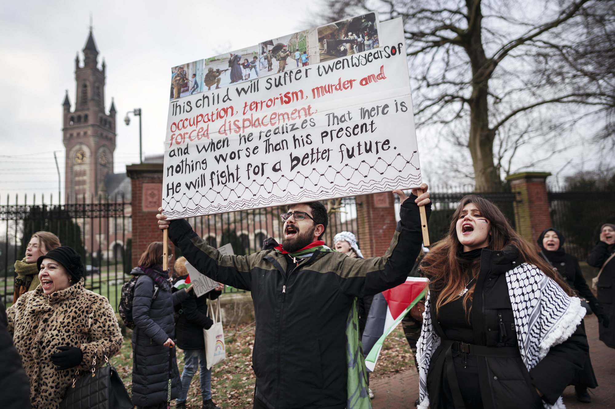 A few hundred meters further, pro-Palestinian demonstrators gather.