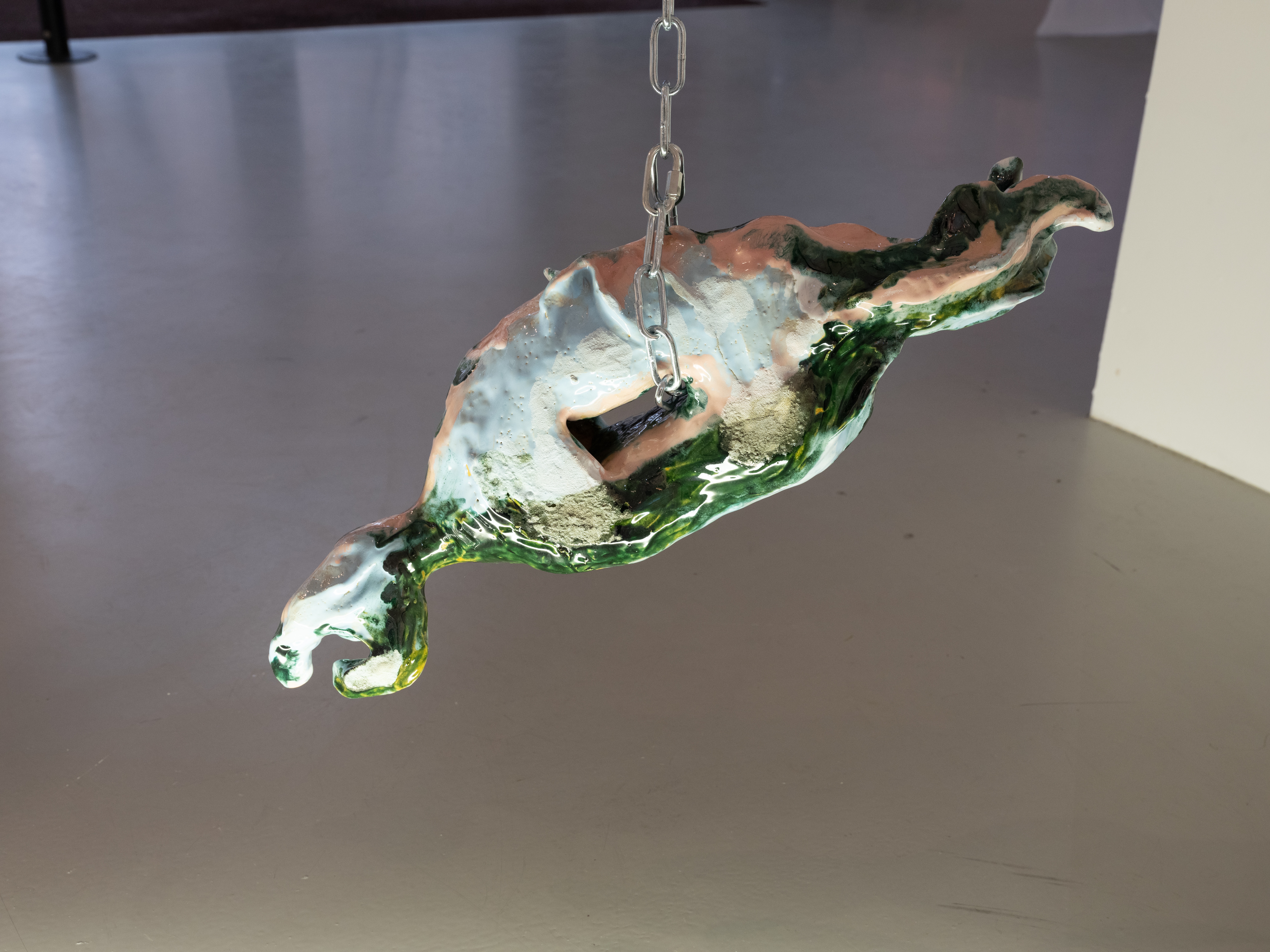 In Transition, Ceramic Installation, Exhibition "extraneous intimus", 2022, Foto: Kira Krüger