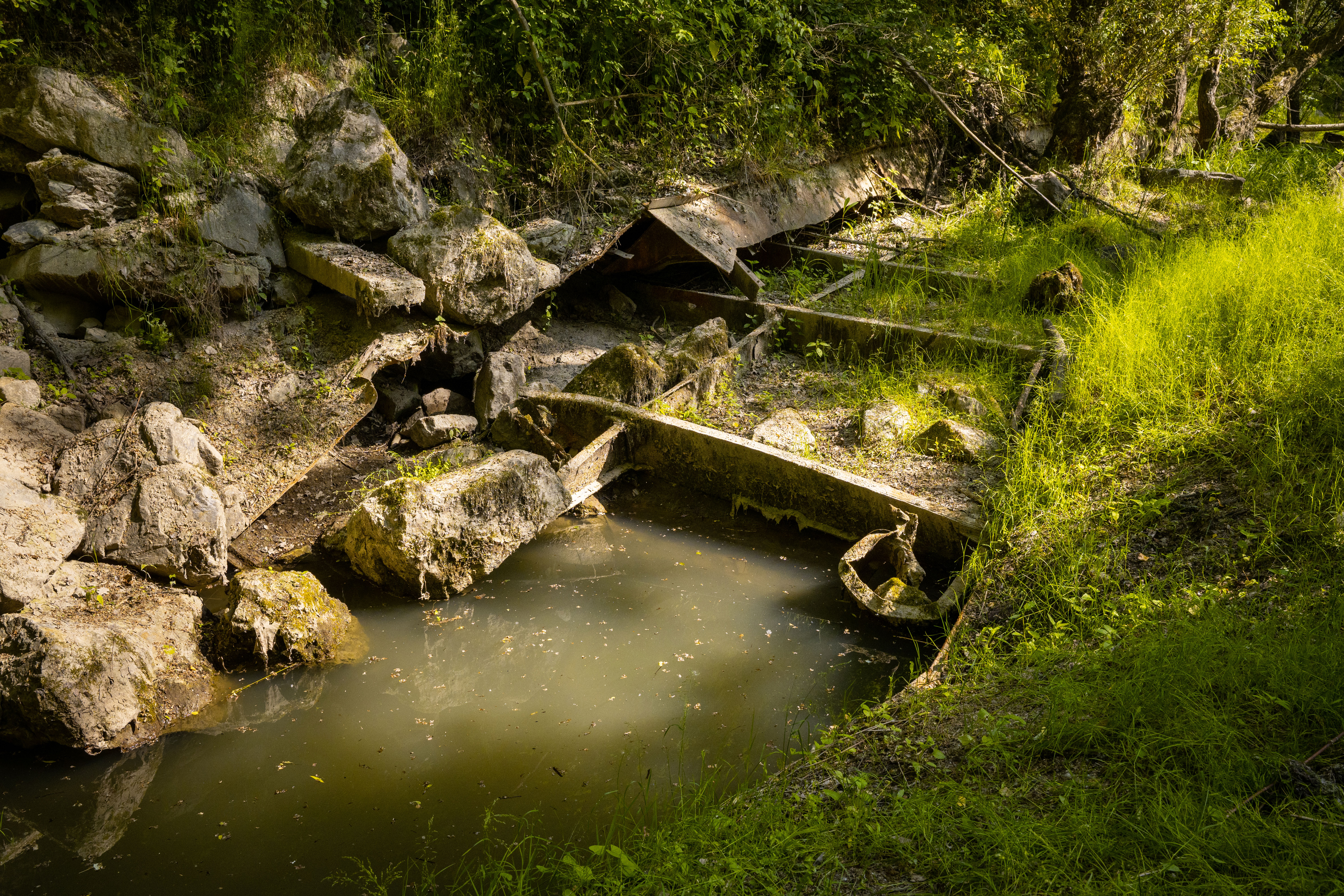A total of 9 barges were sacrificed to seal the breach — Photos: Attila Horváth
