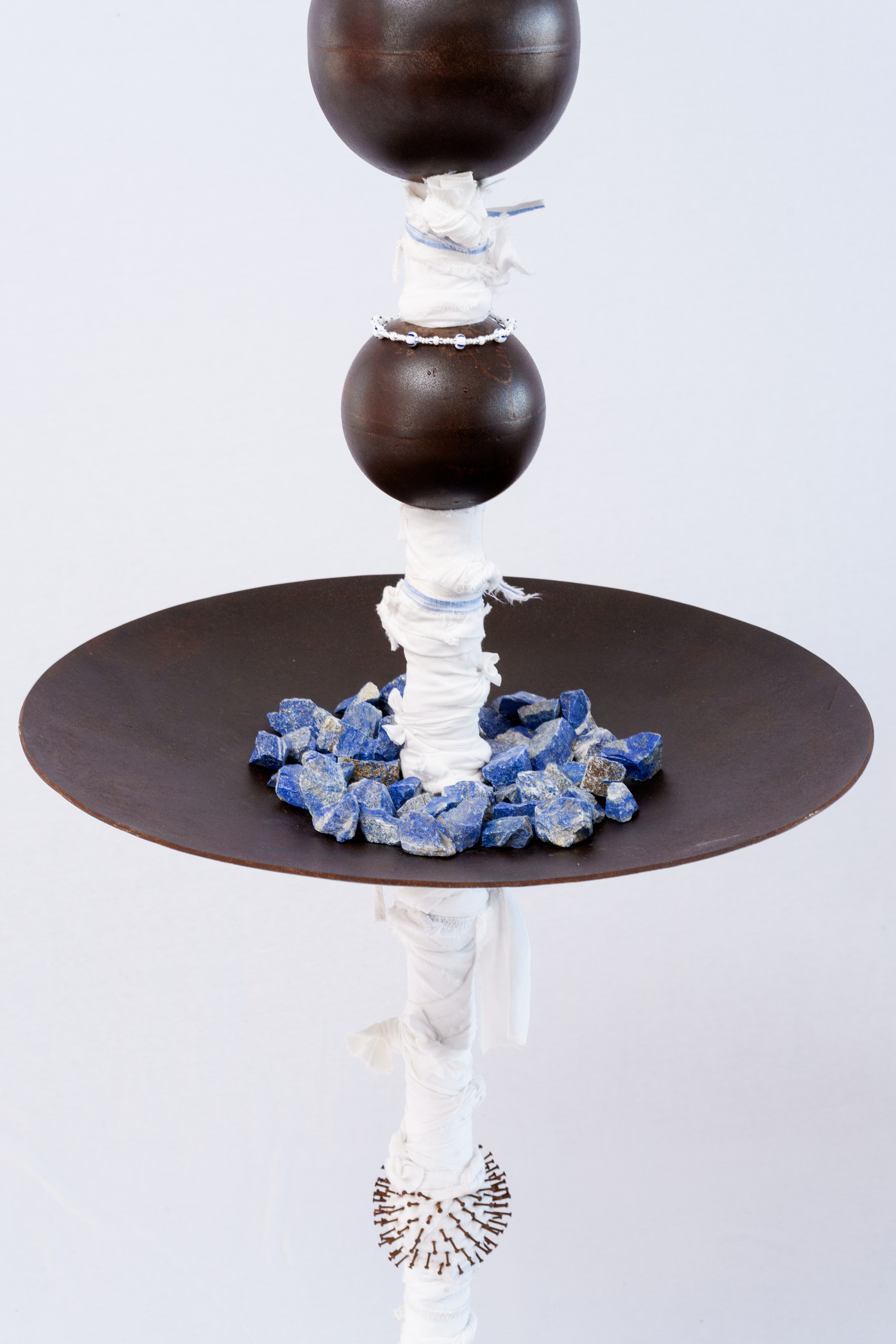 AS CONTAS DO MEU ROSÁRIO SÃO BALAS DE ARTILHARIA (4)Ferro, lápis lazuli, tecido e vidro. 148 x 58 x 18 cm. 2024