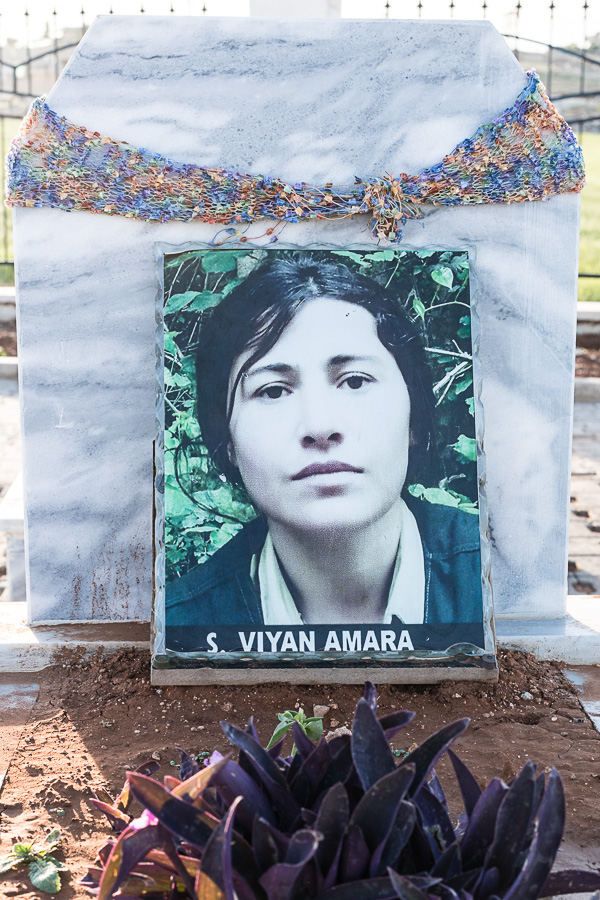 Koban&ecirc;, avril 2018.  Cimeti&egrave;re des martyrs. Viyan Amara (Sevim Kaya) est c&eacute;l&egrave;bre pour avoir &eacute;t&eacute;, au sein du mouvement kurde, administratrice, enseignante, &eacute;crivaine, cin&eacute;aste. Elle a notamment travaill&eacute; sur l'enseignement de la langue kurde.