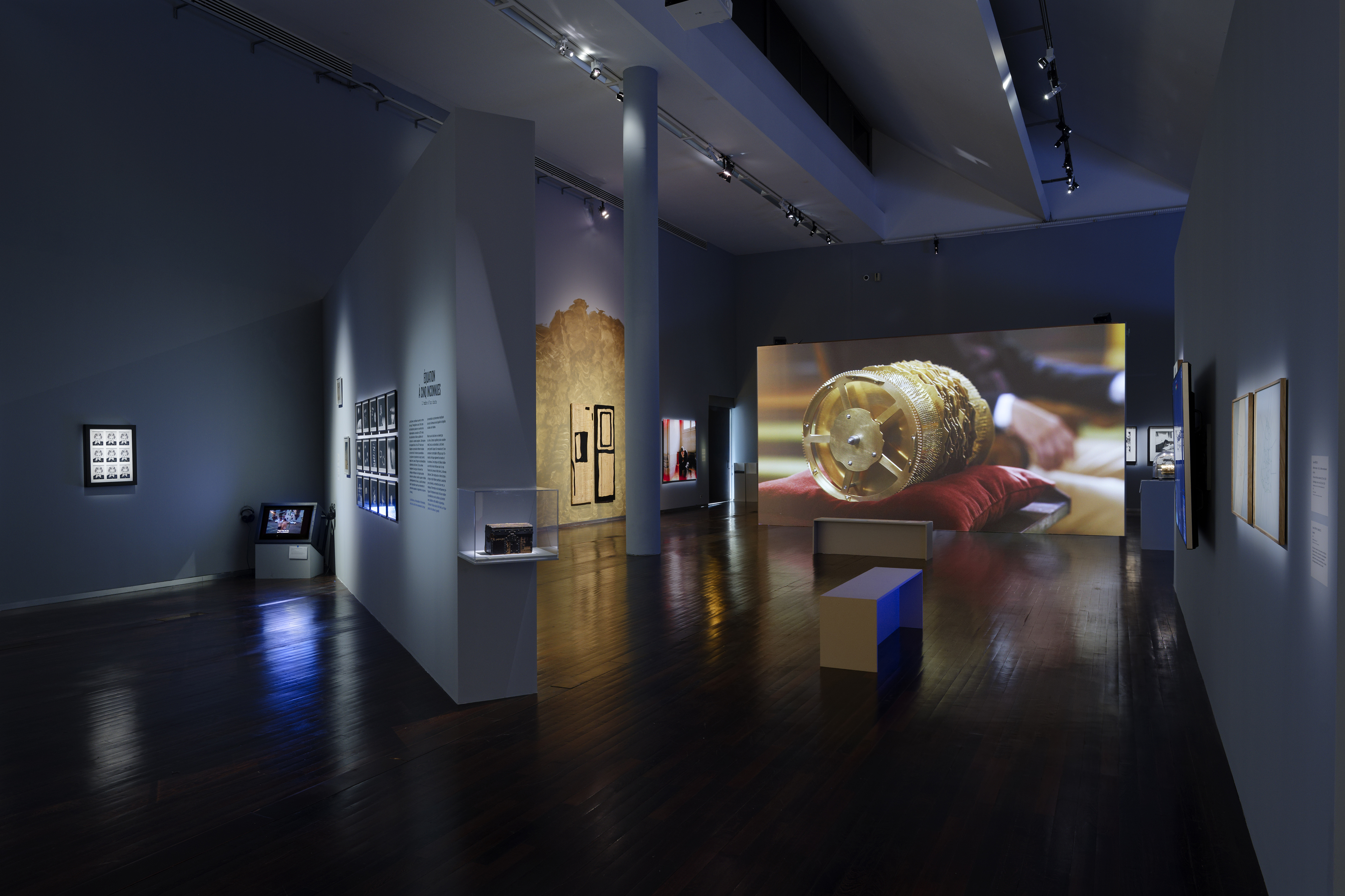 Faits divers - Une hypothèse en 26 lettres, 5 équations et aucune réponse | exposition collective | MAC VAL | 2024 © Aurélien Mole